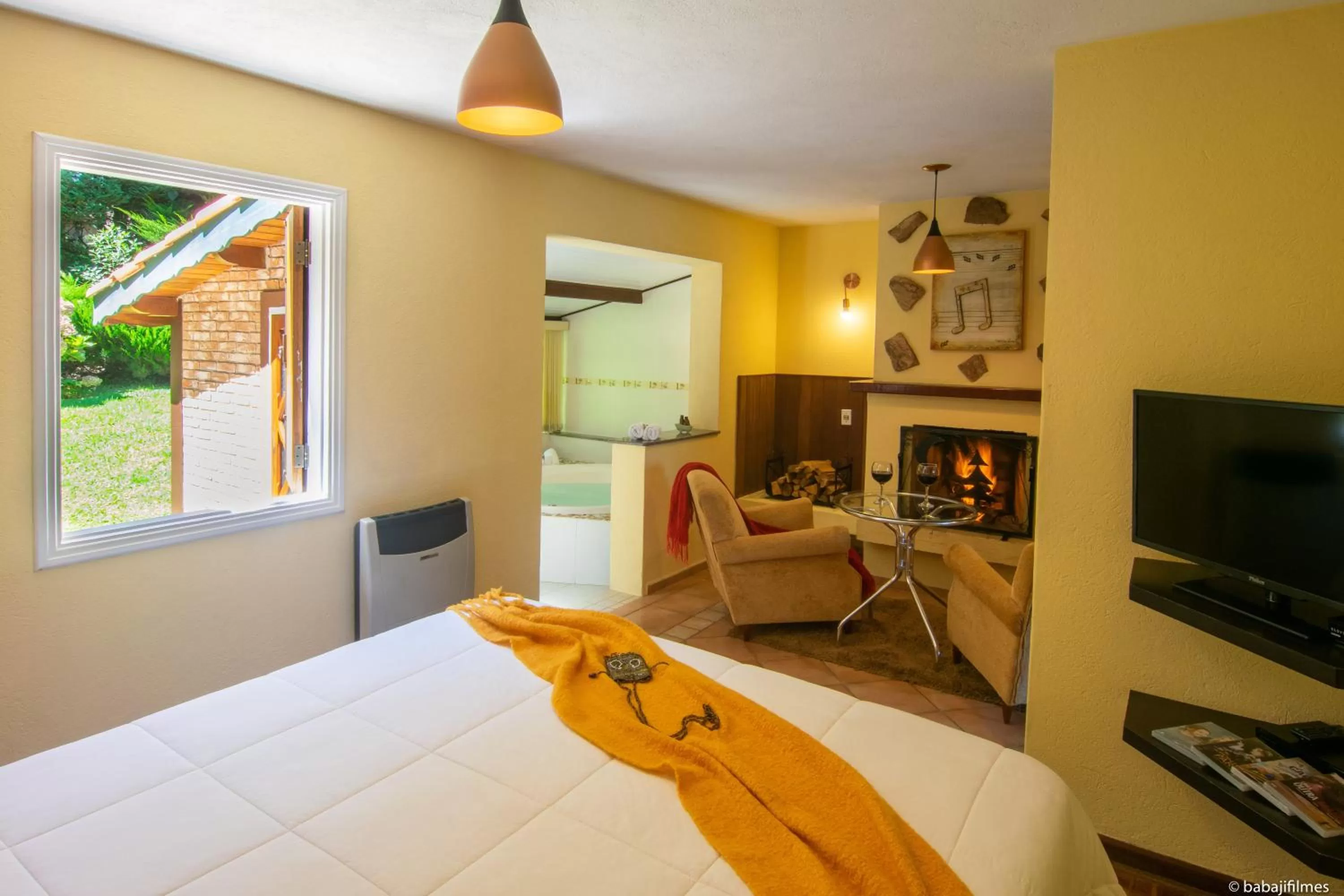 Bed, TV/Entertainment Center in Pousada Serra Villena