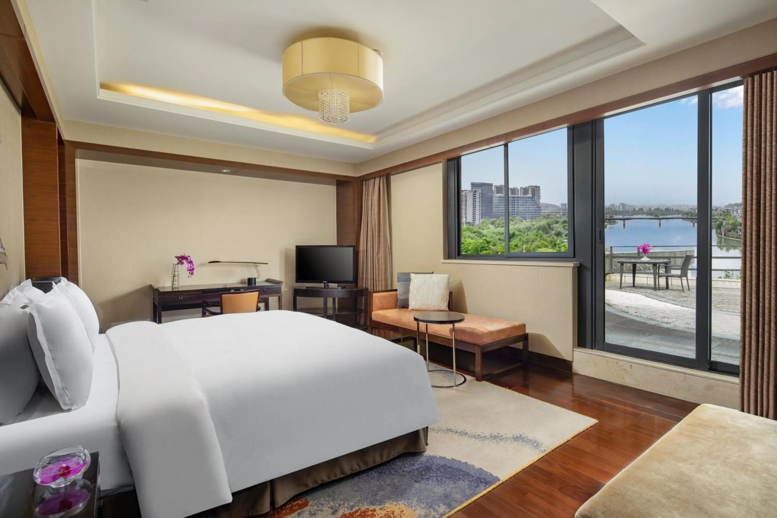 Photo of the whole room, Bed in Crowne Plaza Huangshan Yucheng by IHG