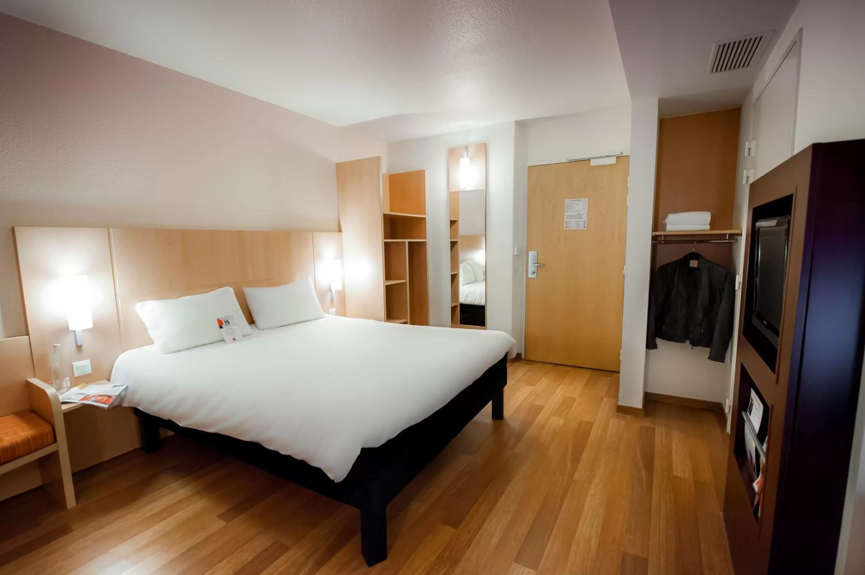 Bedroom, Bed in ibis Vannes