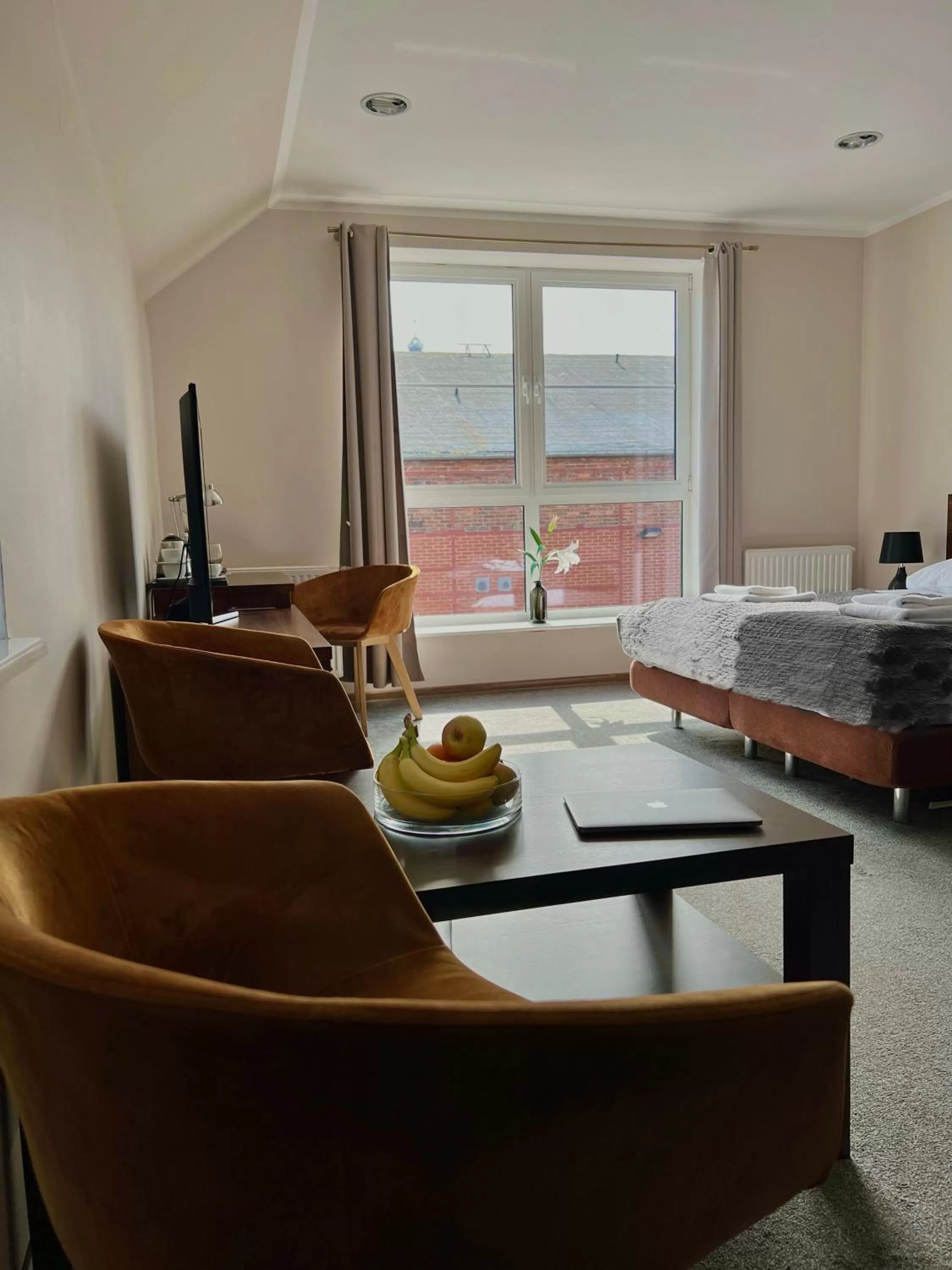 Bed, Seating Area in W Porcie