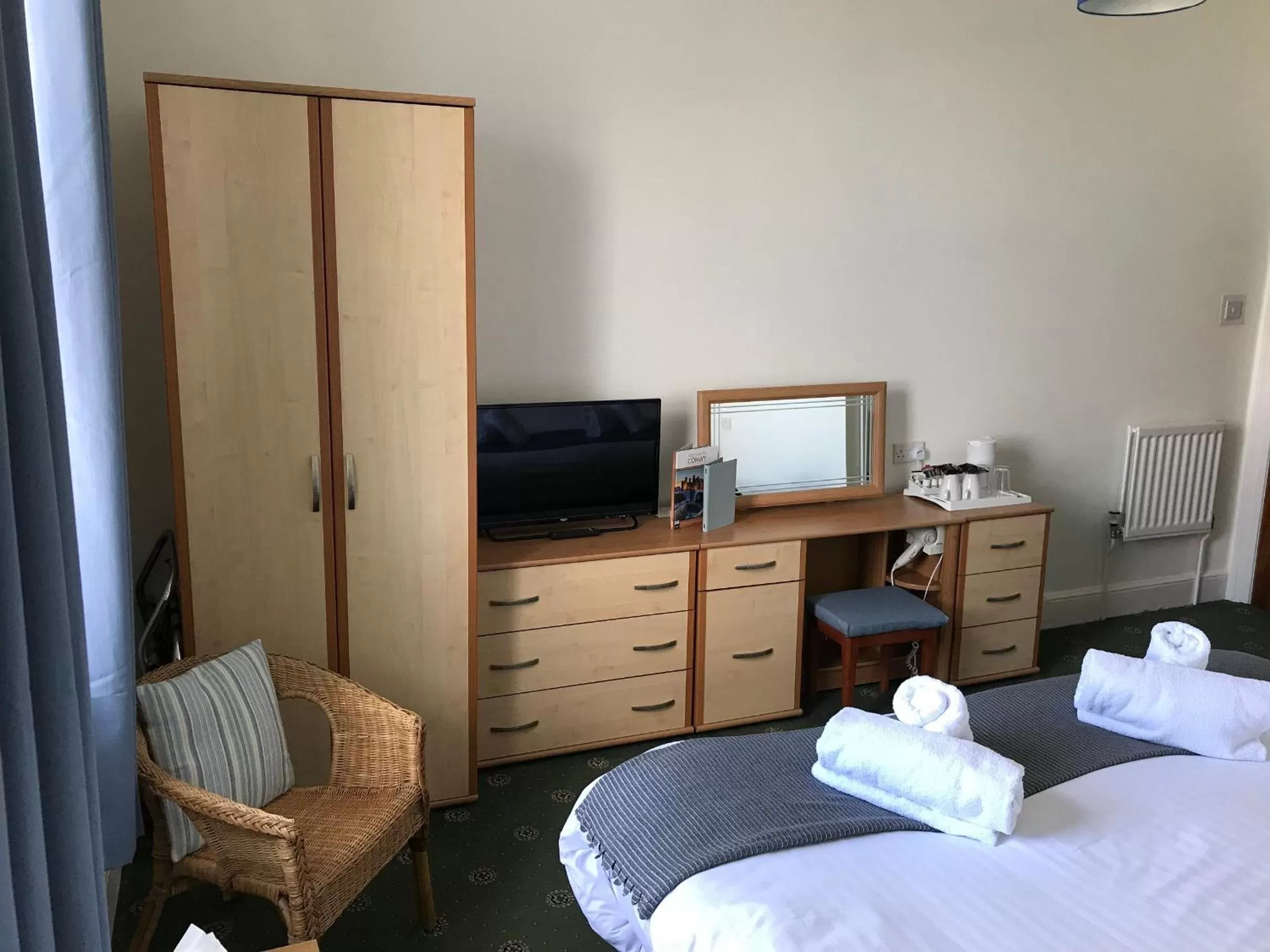 Bedroom, Bed in The Oasis Hotel