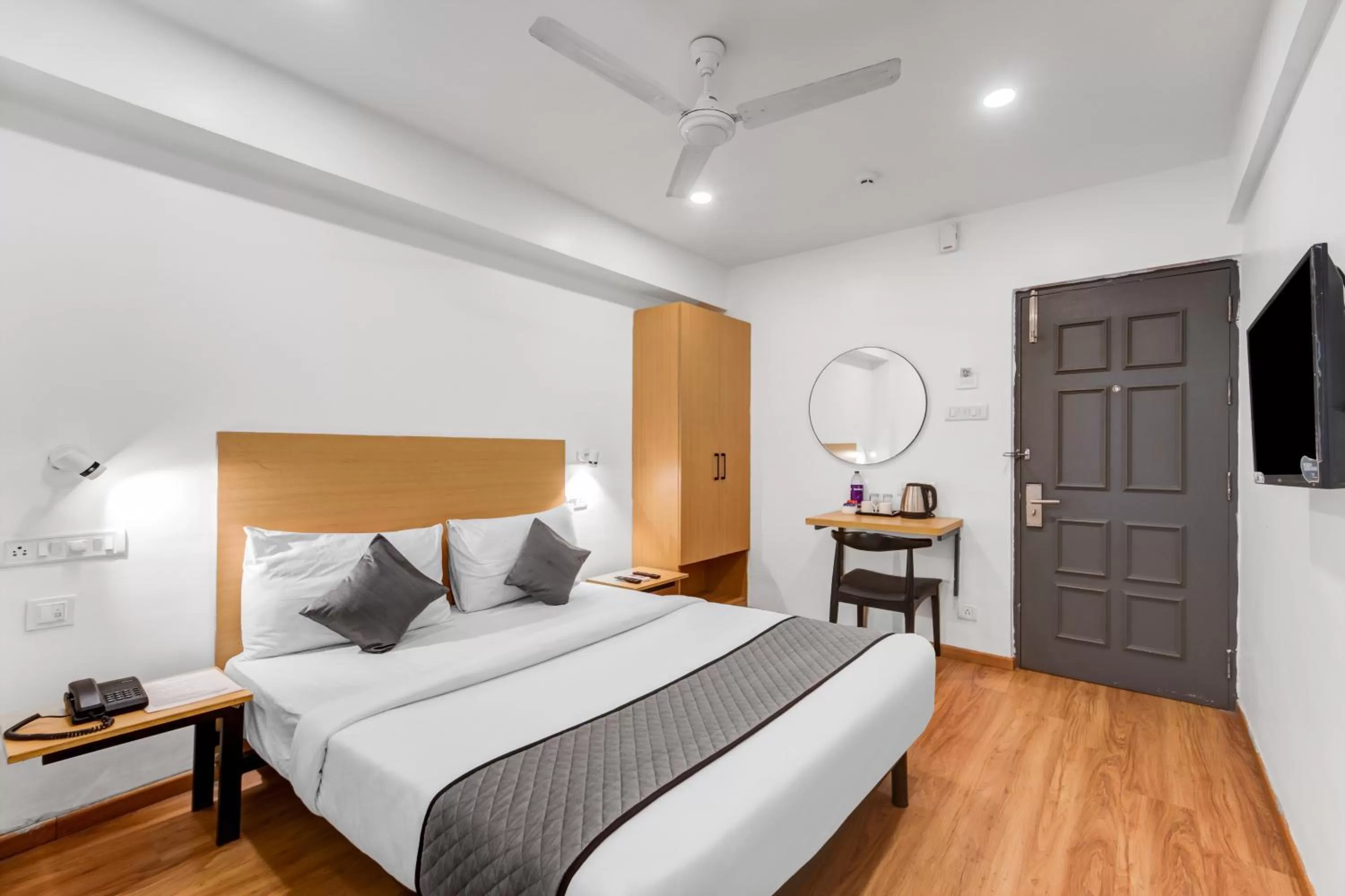 Communal lounge/ TV room, Bed in UPAR Hotels Thoraipakkam, OMR