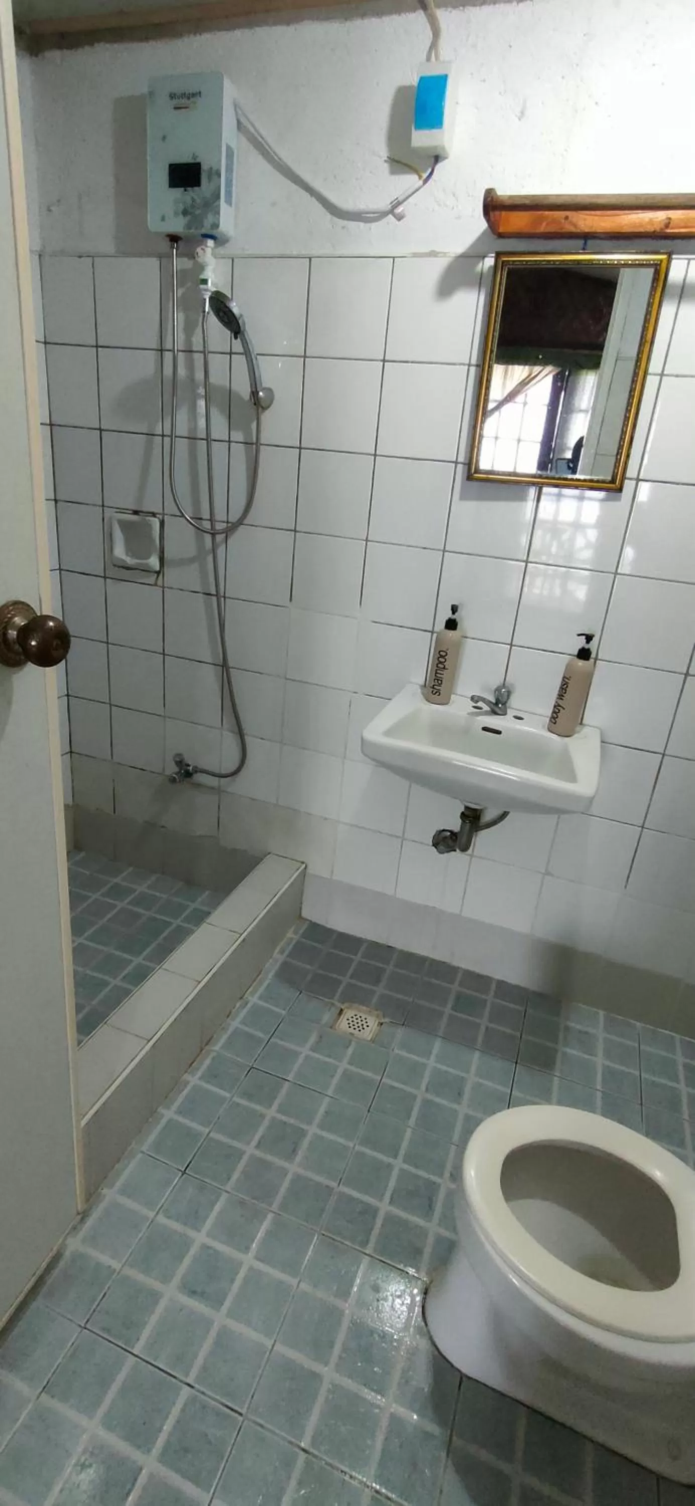 Shower in Paseo Del Mar Seaside Inn