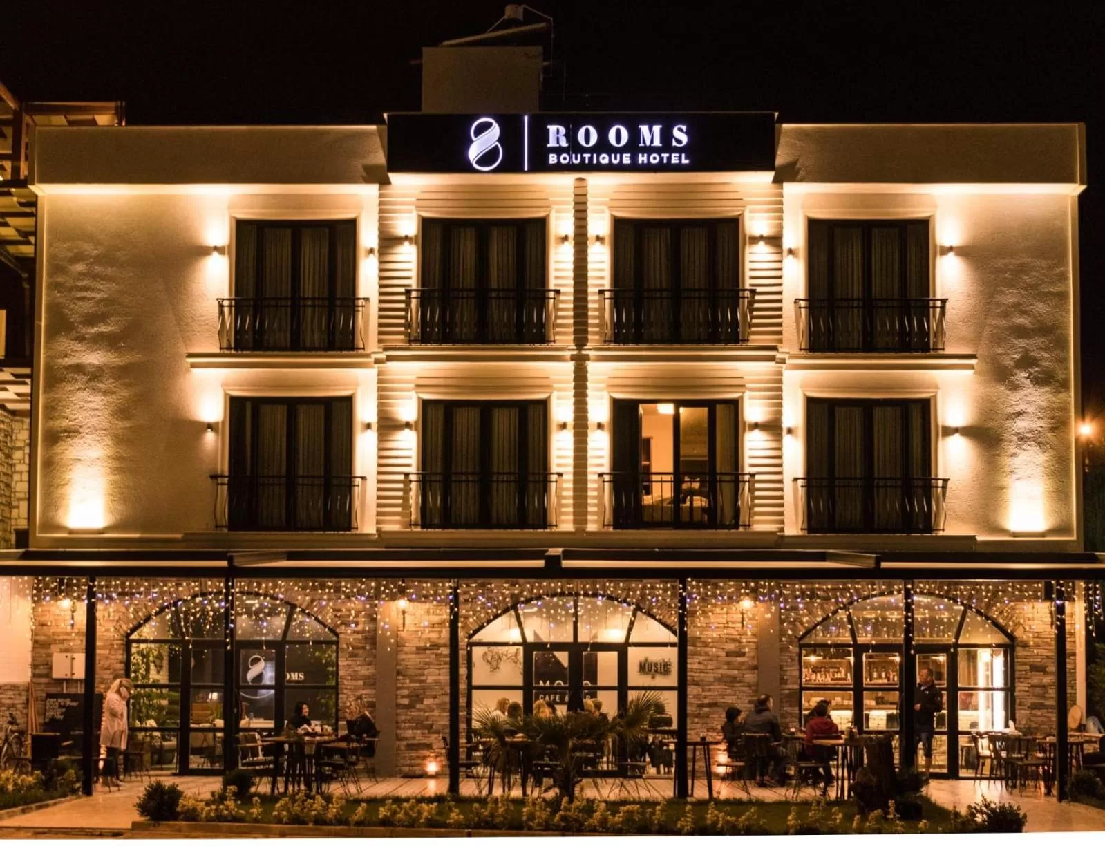 Property building in 8 Rooms Hotel