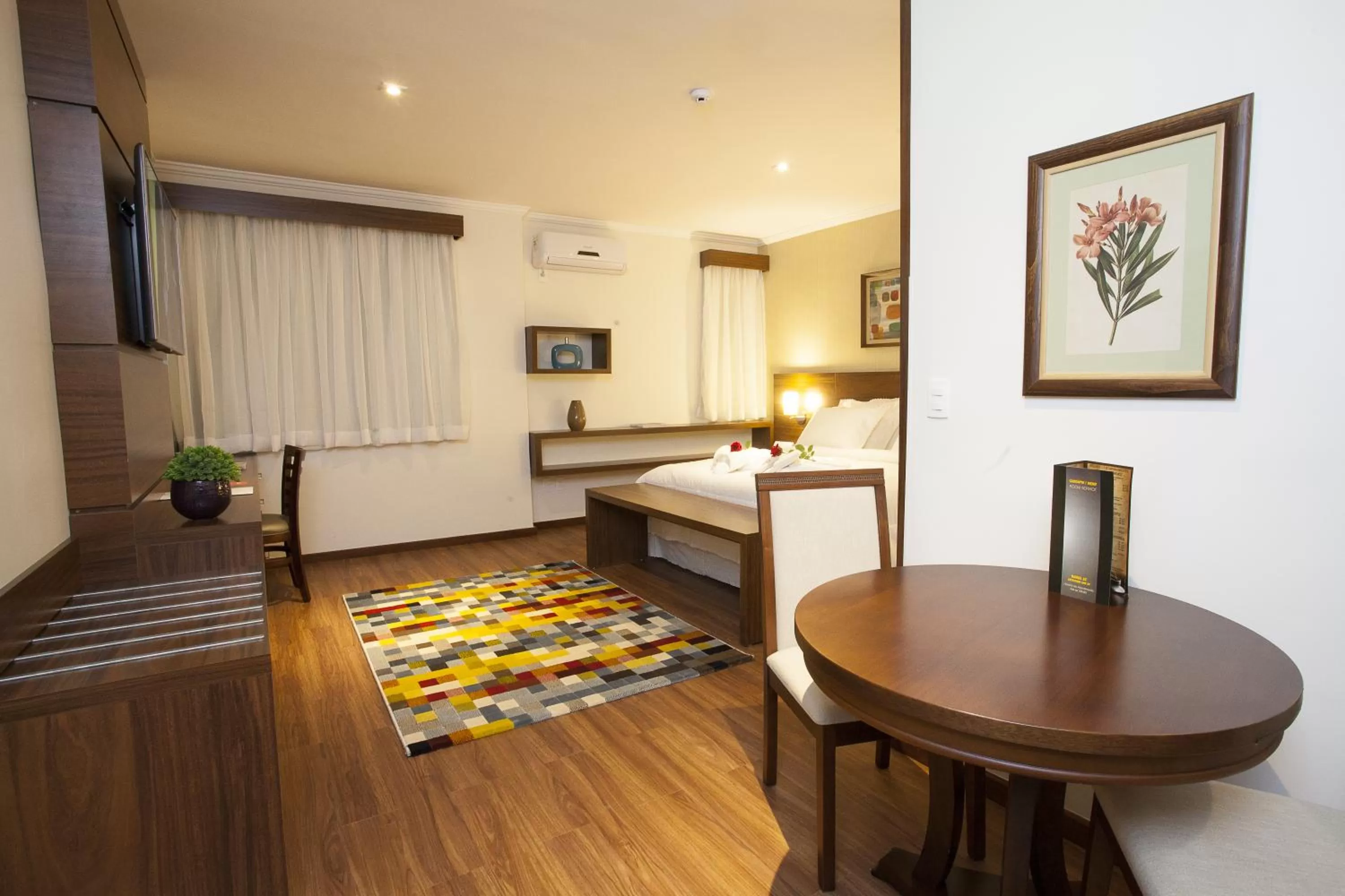 Photo of the whole room, Bed in São Carlos Marklin Suítes