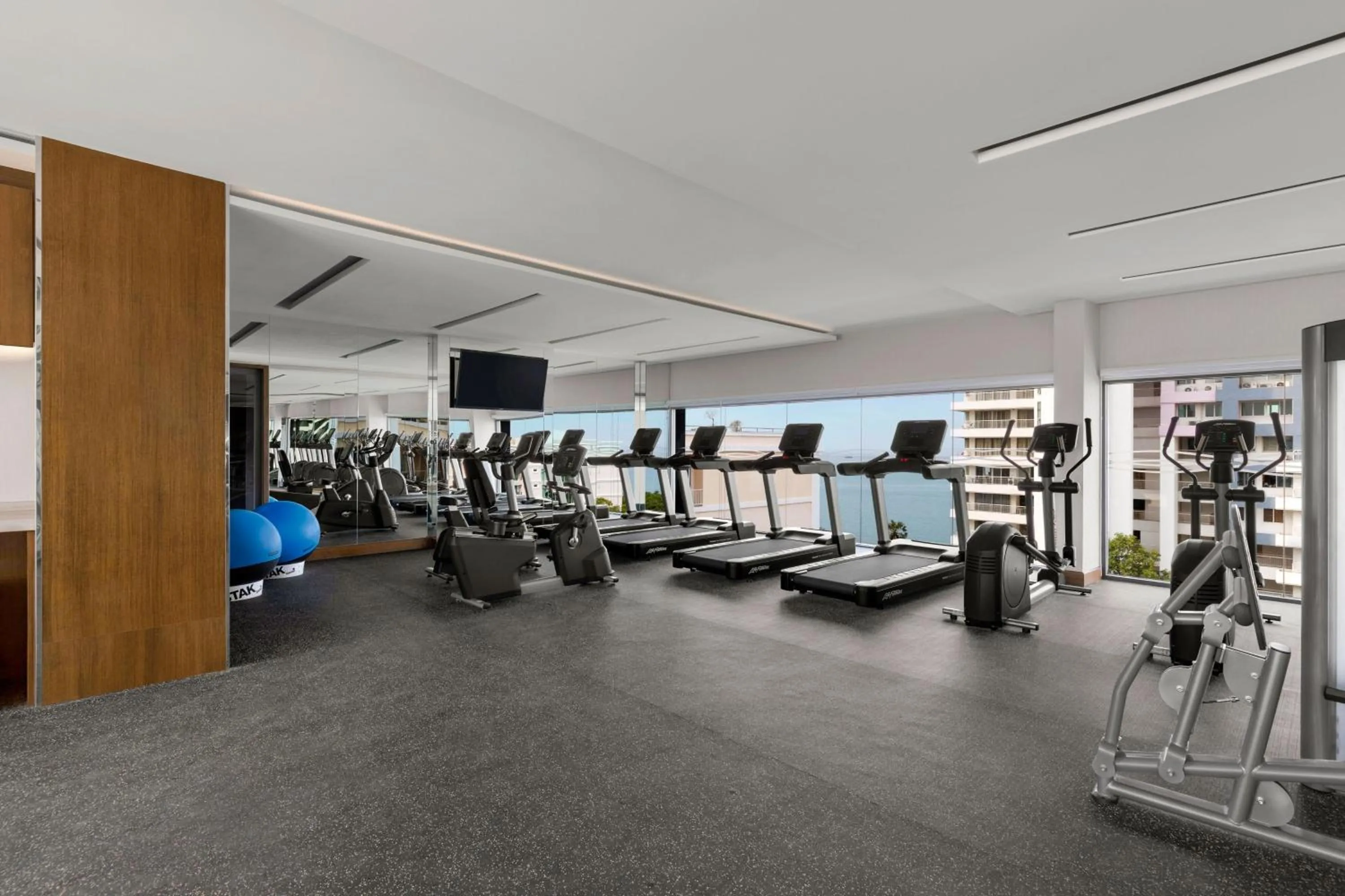 Fitness centre/facilities in Courtyard by Marriott North Pattaya
