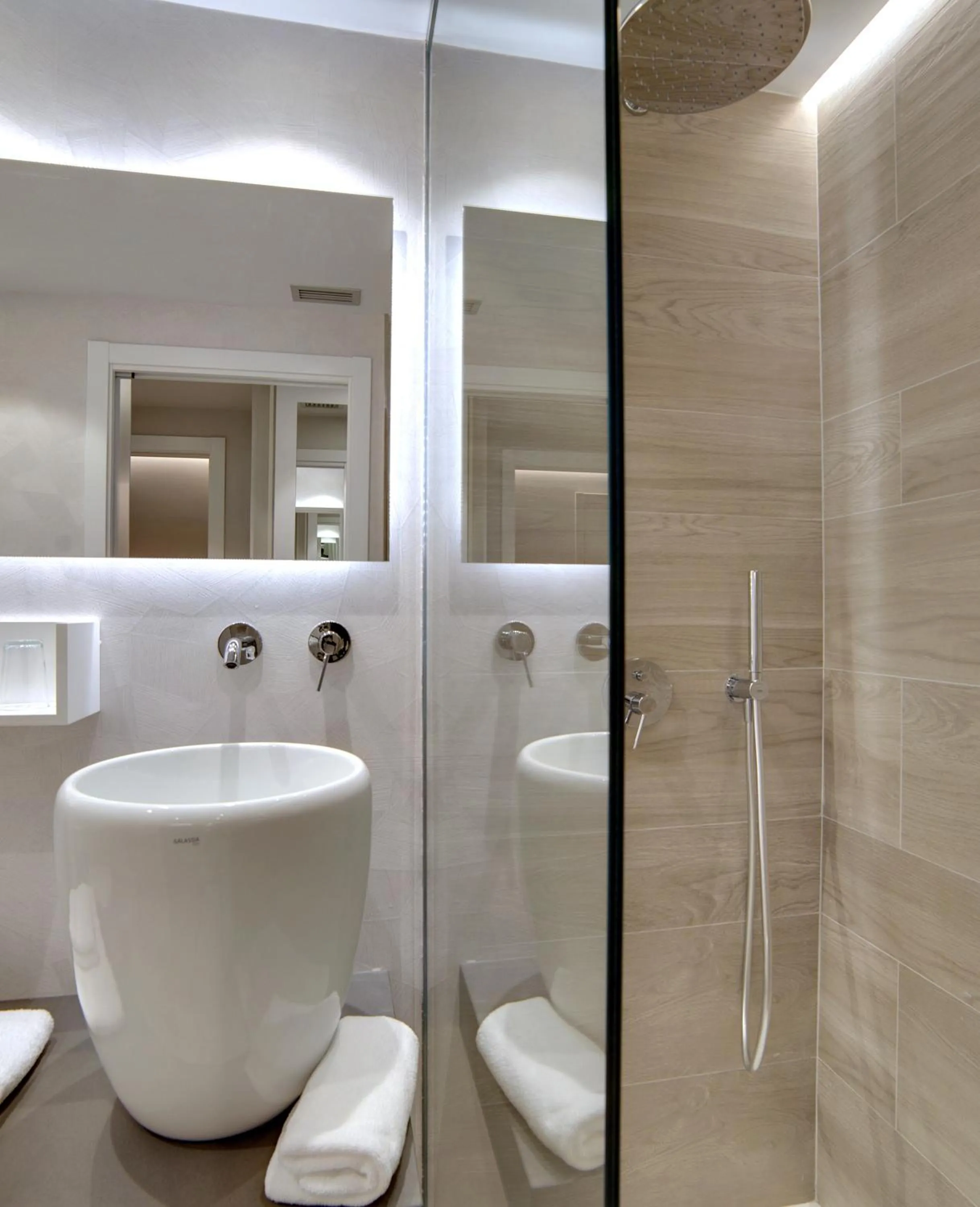 Shower in Hotel Lemik