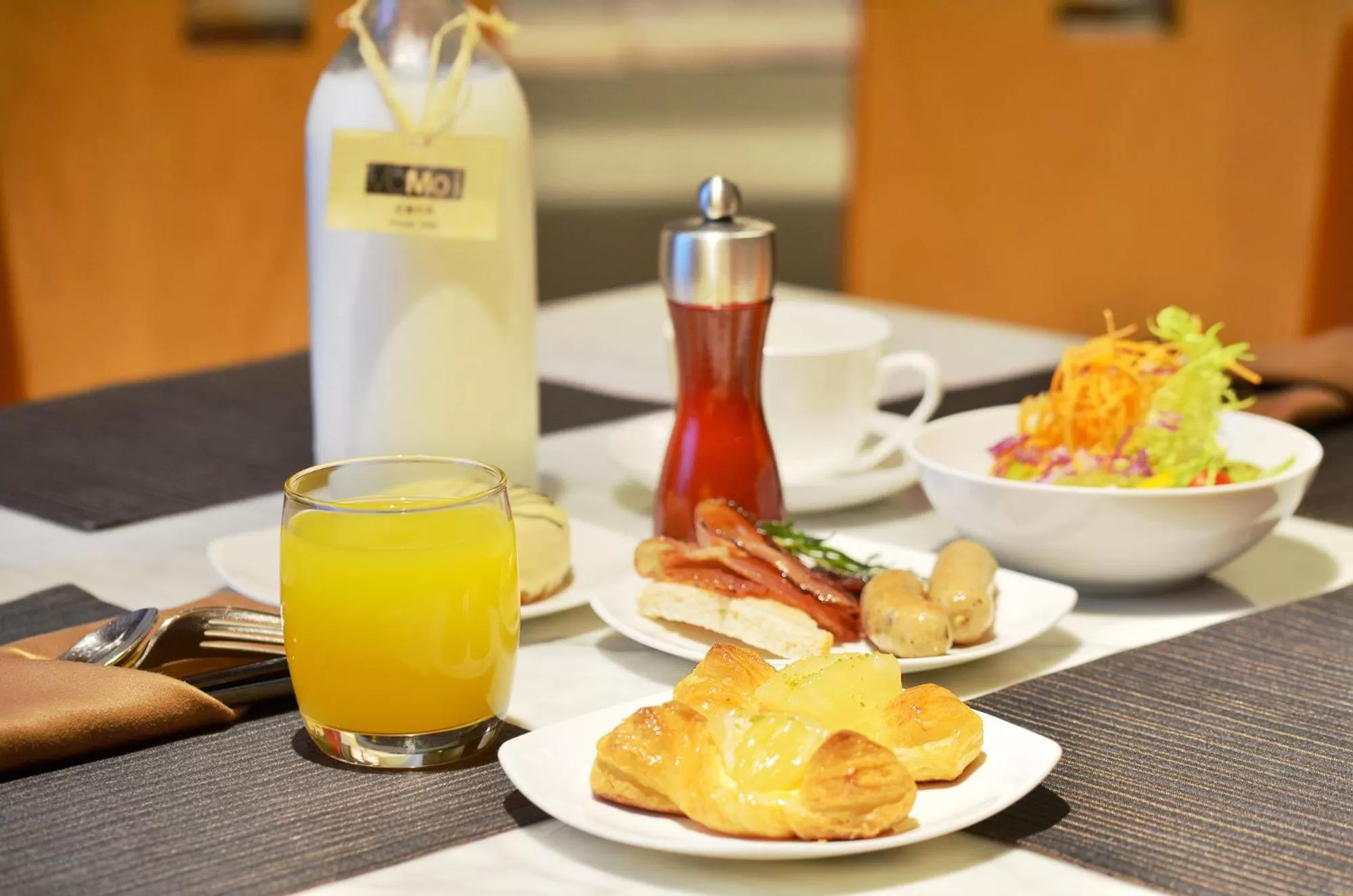 Breakfast in Courtyard by Marriott Hangzhou Wulin