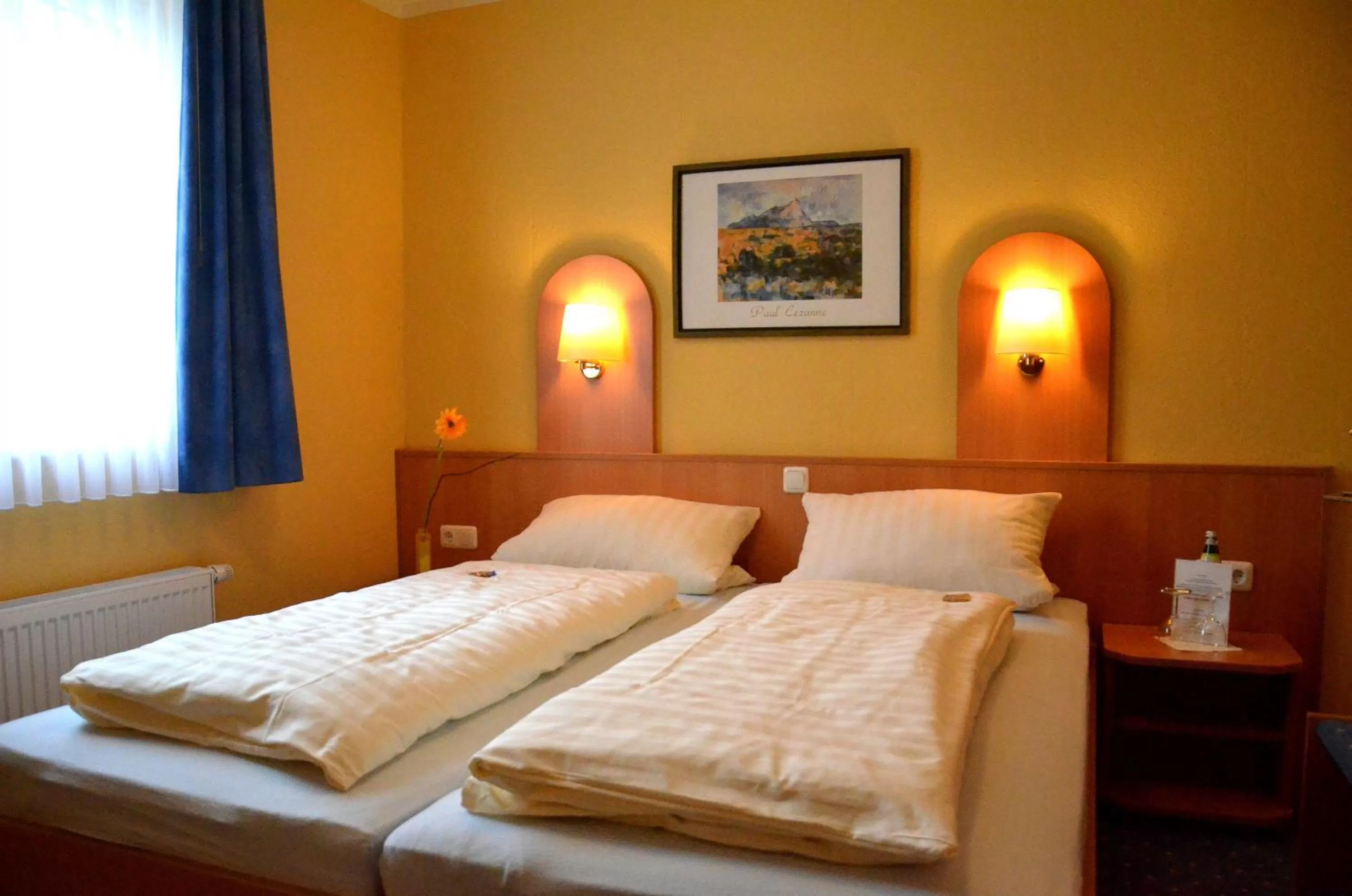 Bed in Zeitwohnen Wolfsburg, ehemals Hotel am Klieversberg ein Unternehmen der Micha'S Hotelbetriebe