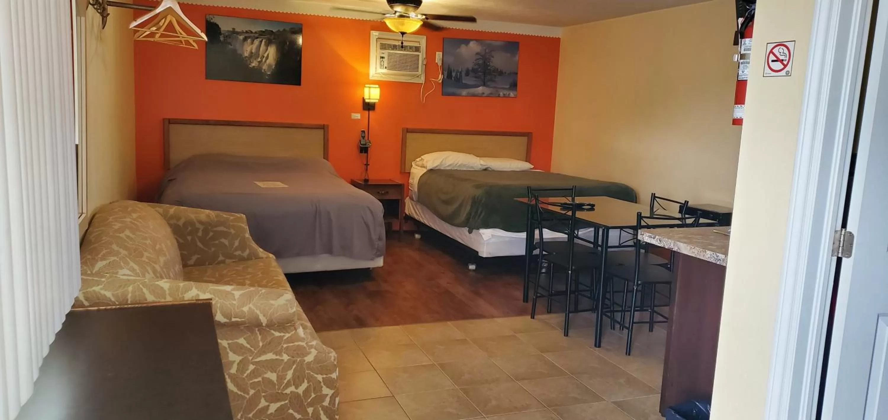 Bedroom, Bed in Sunparlor Motel