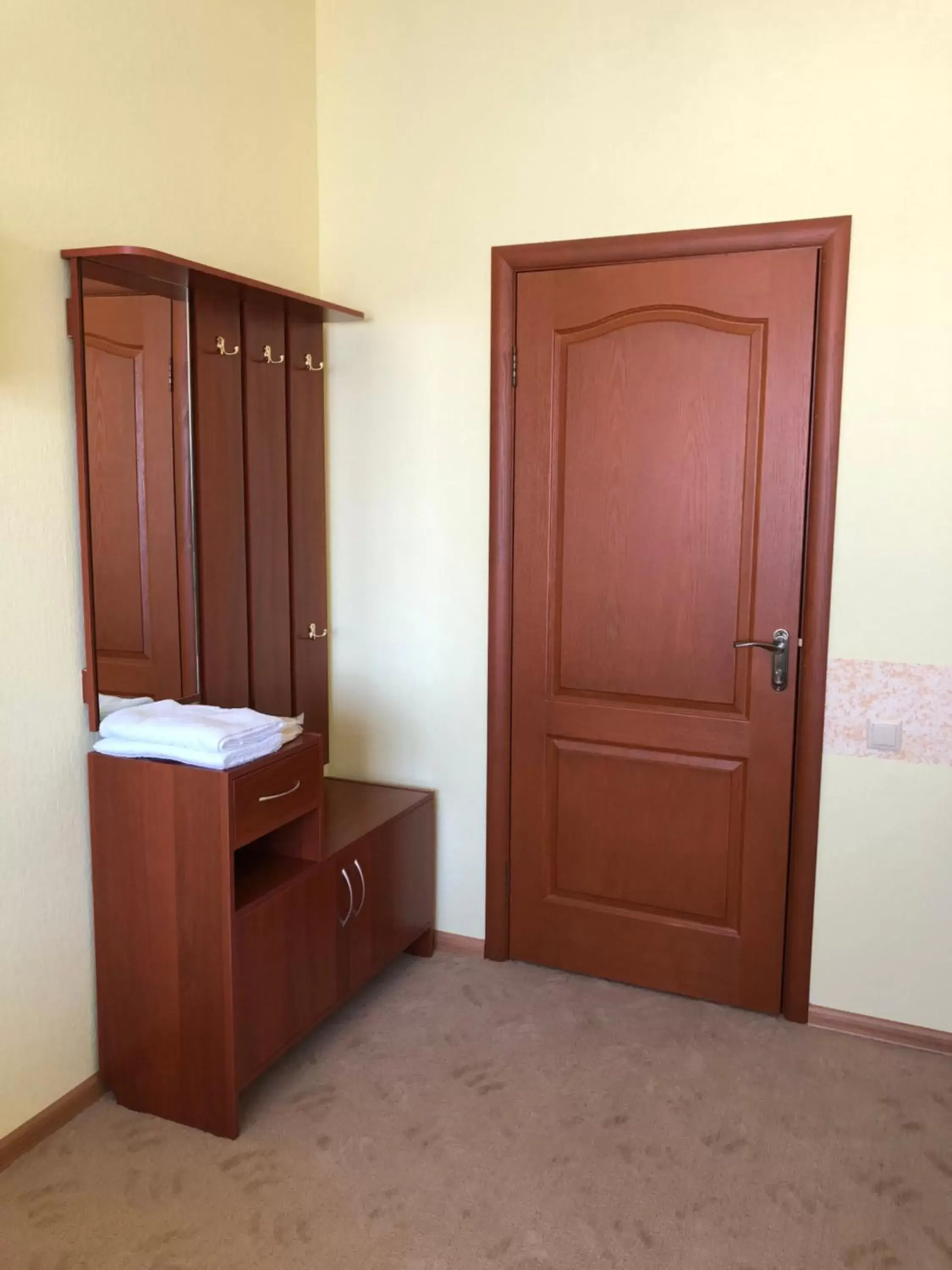 Budget Twin Room in Mini Hotel on Brovarskaya Budget Twin Room in Mini Hotel on Brovarskaya