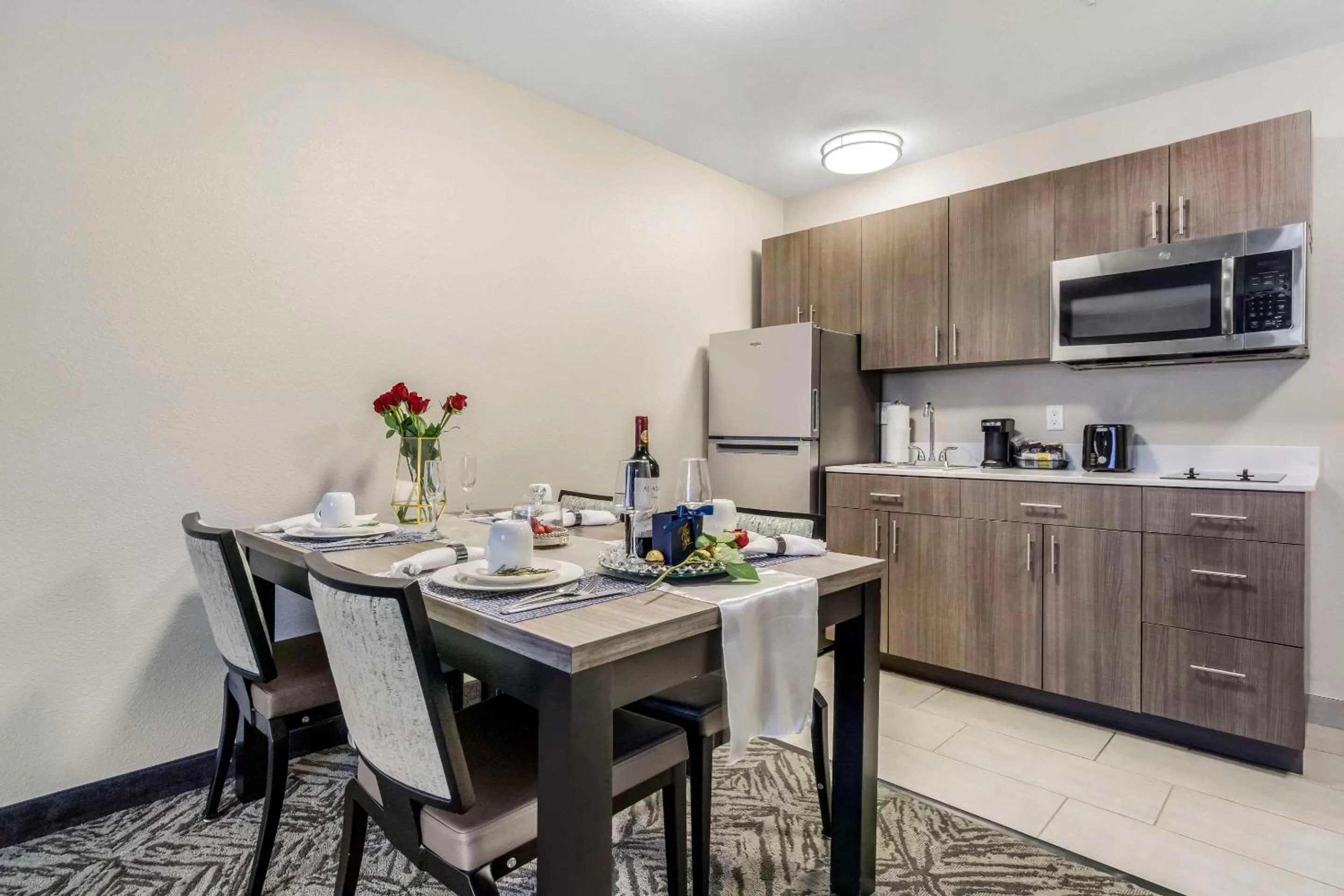 Kitchen or kitchenette in Comfort Inn & Suites Pacific - Auburn