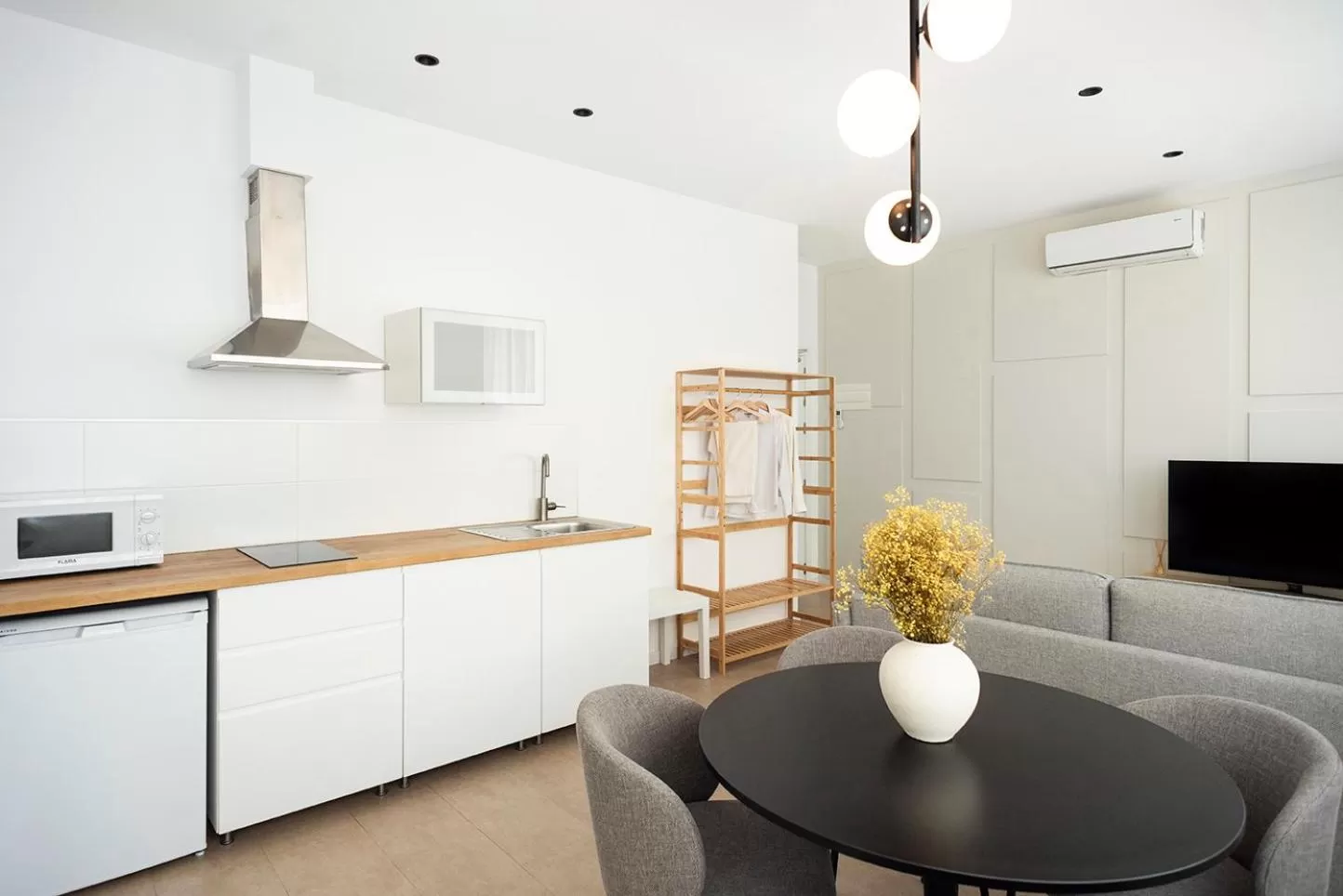 TV and multimedia, Kitchen/Kitchenette in Blanq Marina Suites