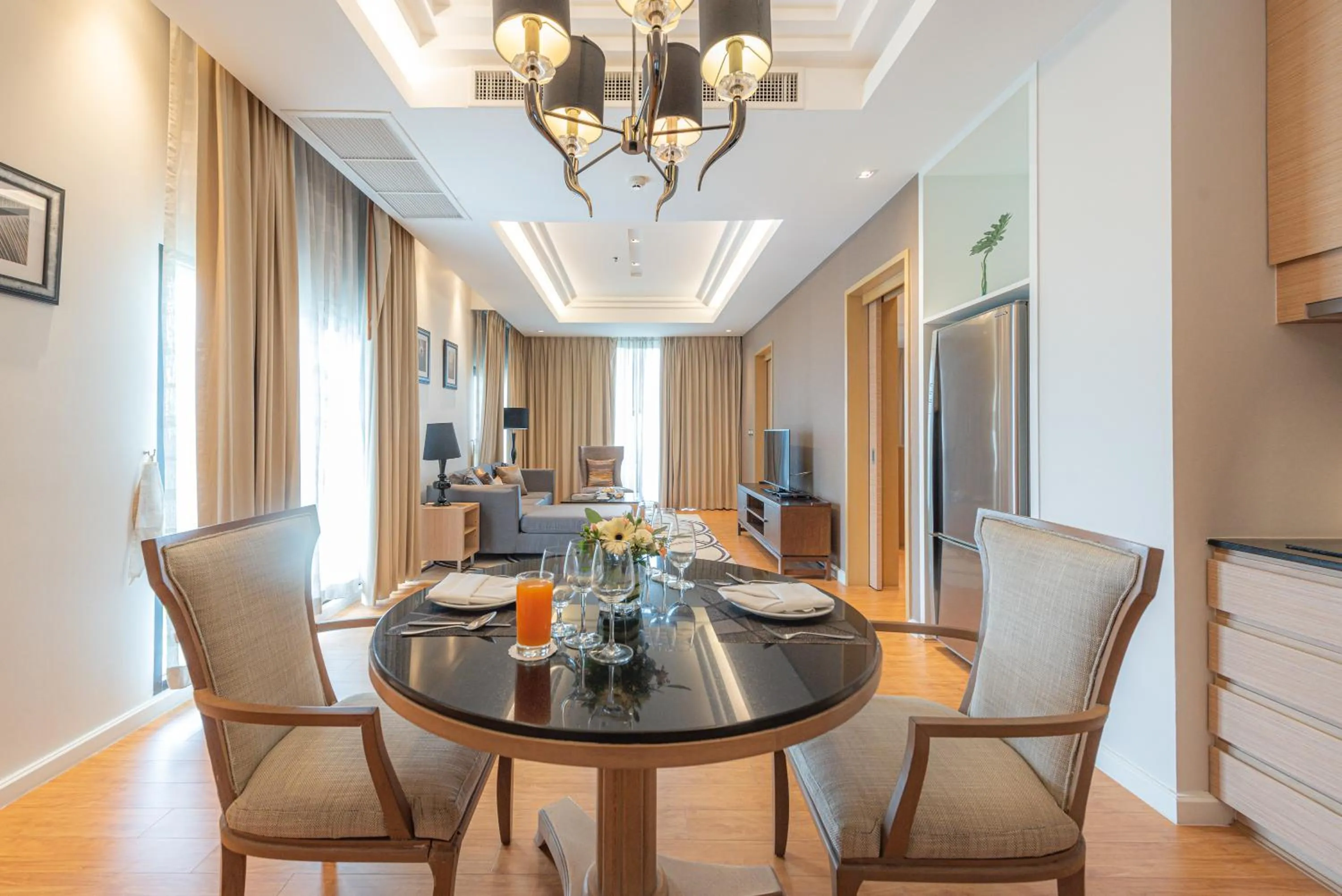 Dining area in Summit Windmill Golf Suite Hotel at Suvarnabhumi
