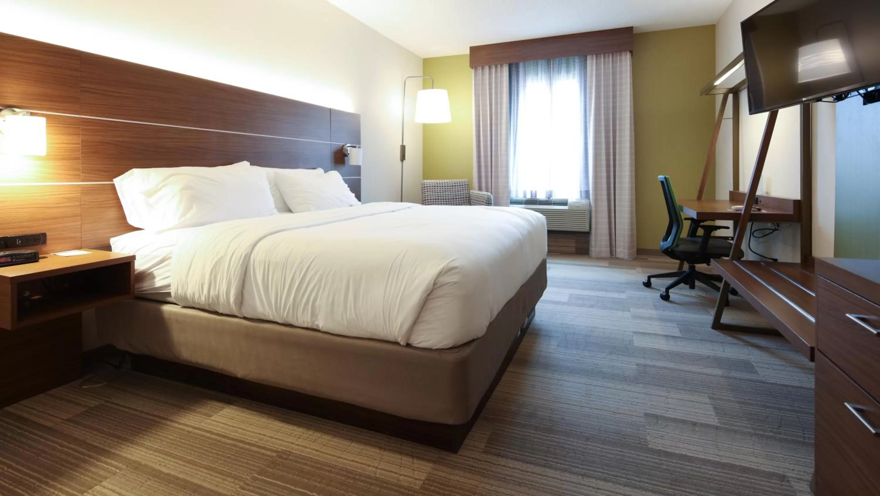 Photo of the whole room, Bed in Holiday Inn Express Hotel & Suites Cincinnati Southeast Newport, an IHG Hotel