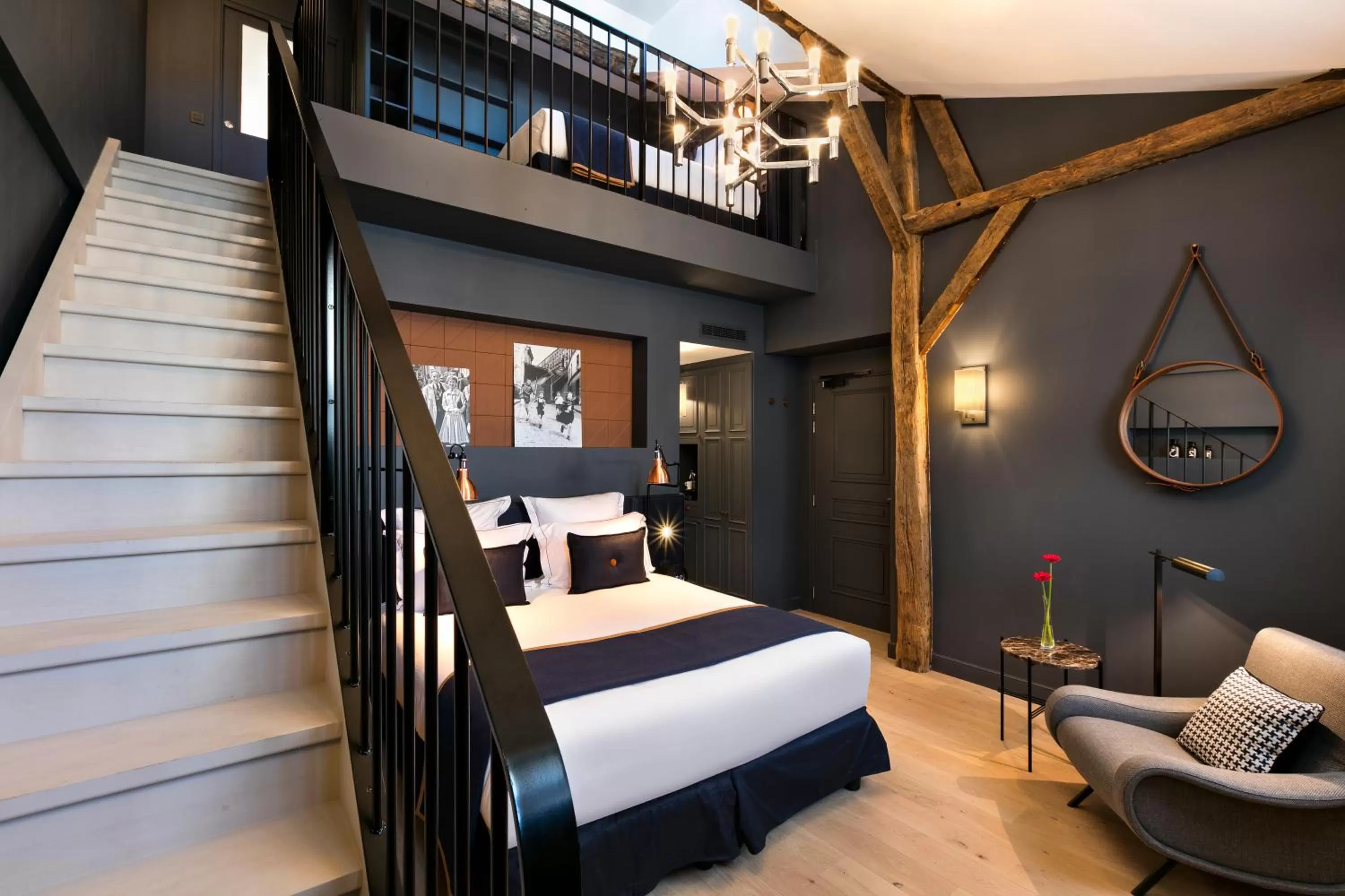 Photo of the whole room, Bed in Hôtel Square Louvois