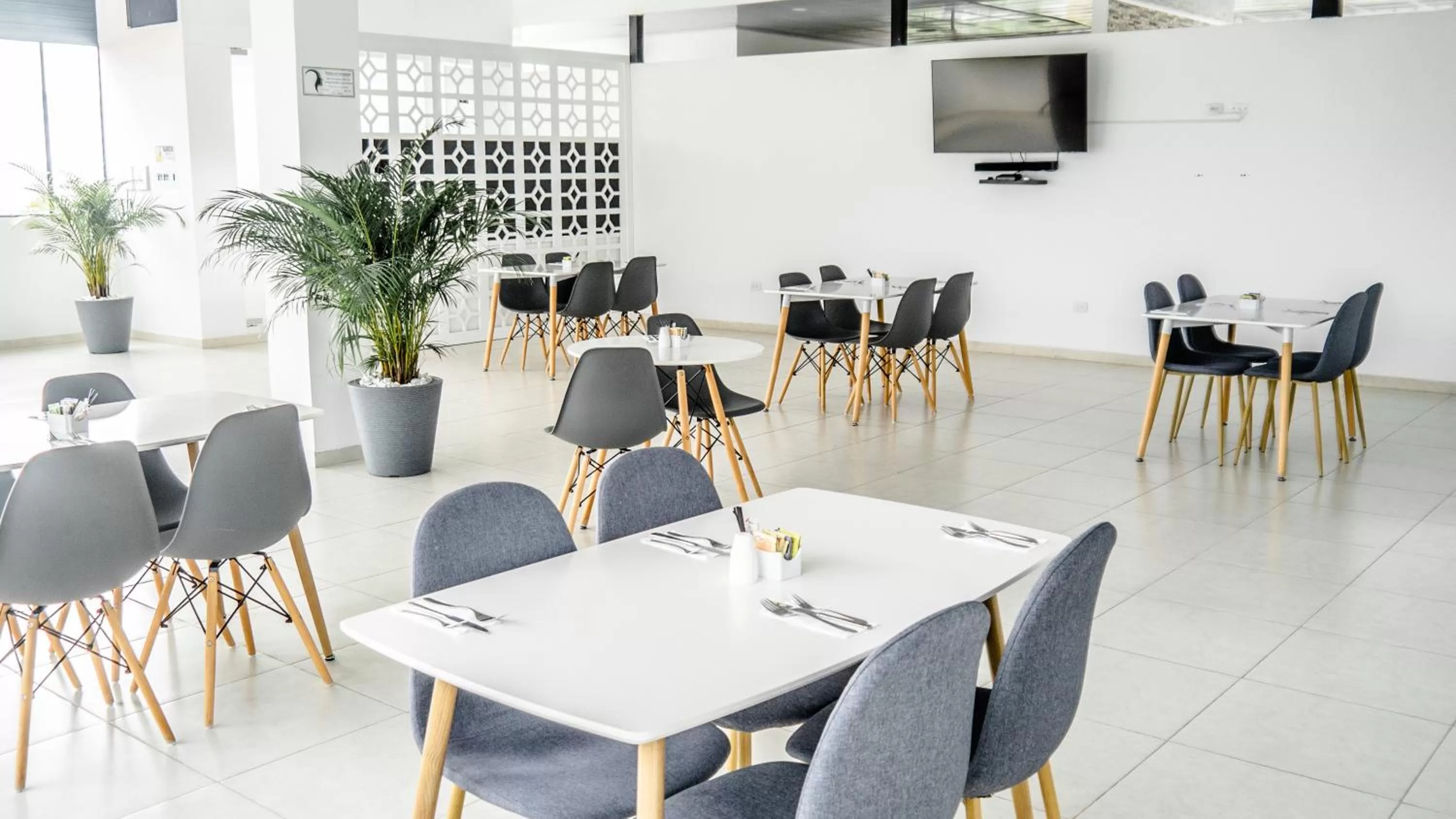 Restaurant/Places to Eat in Hotel Le Falep