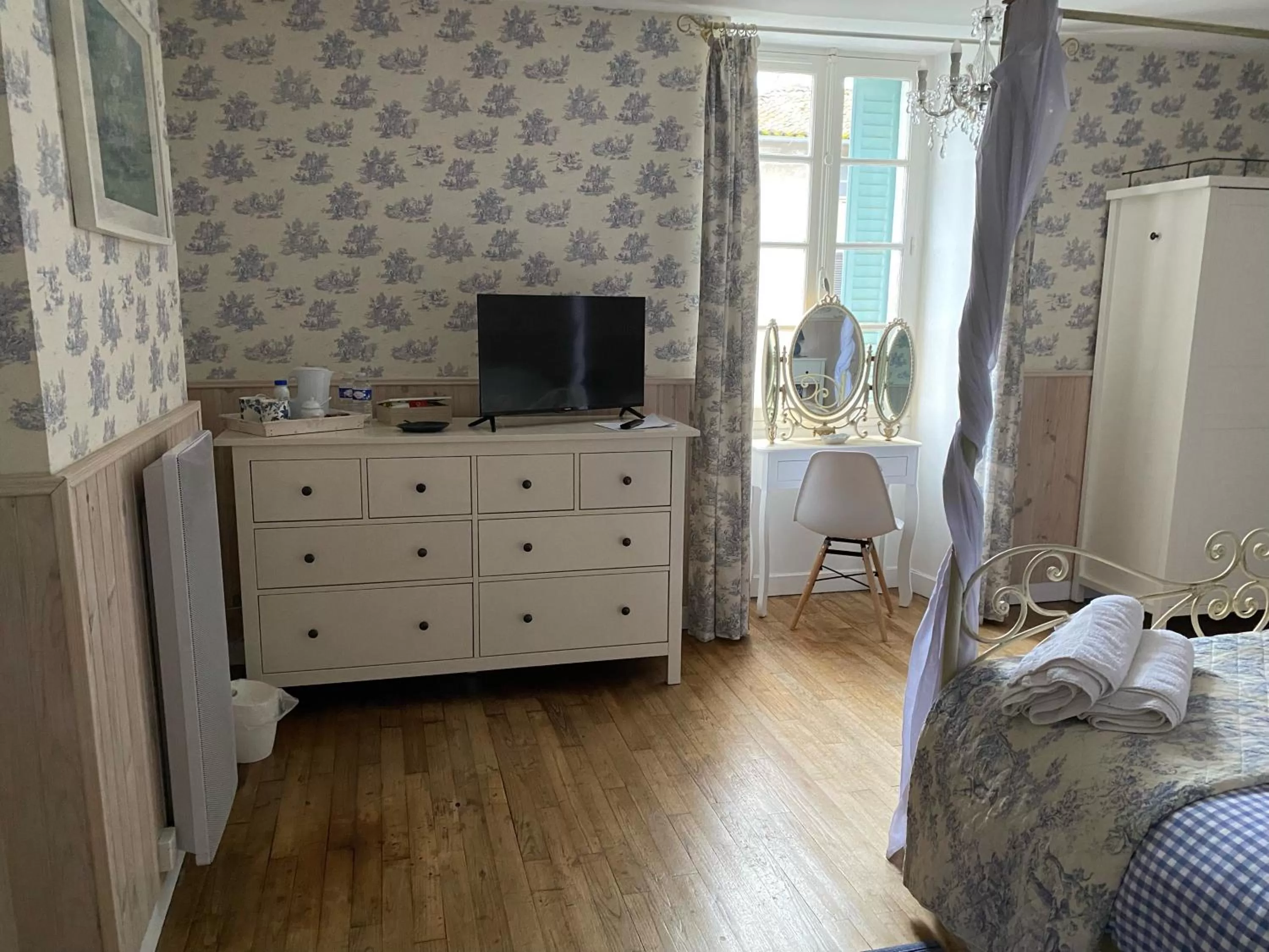 TV/Entertainment Center in Fleur de Lys