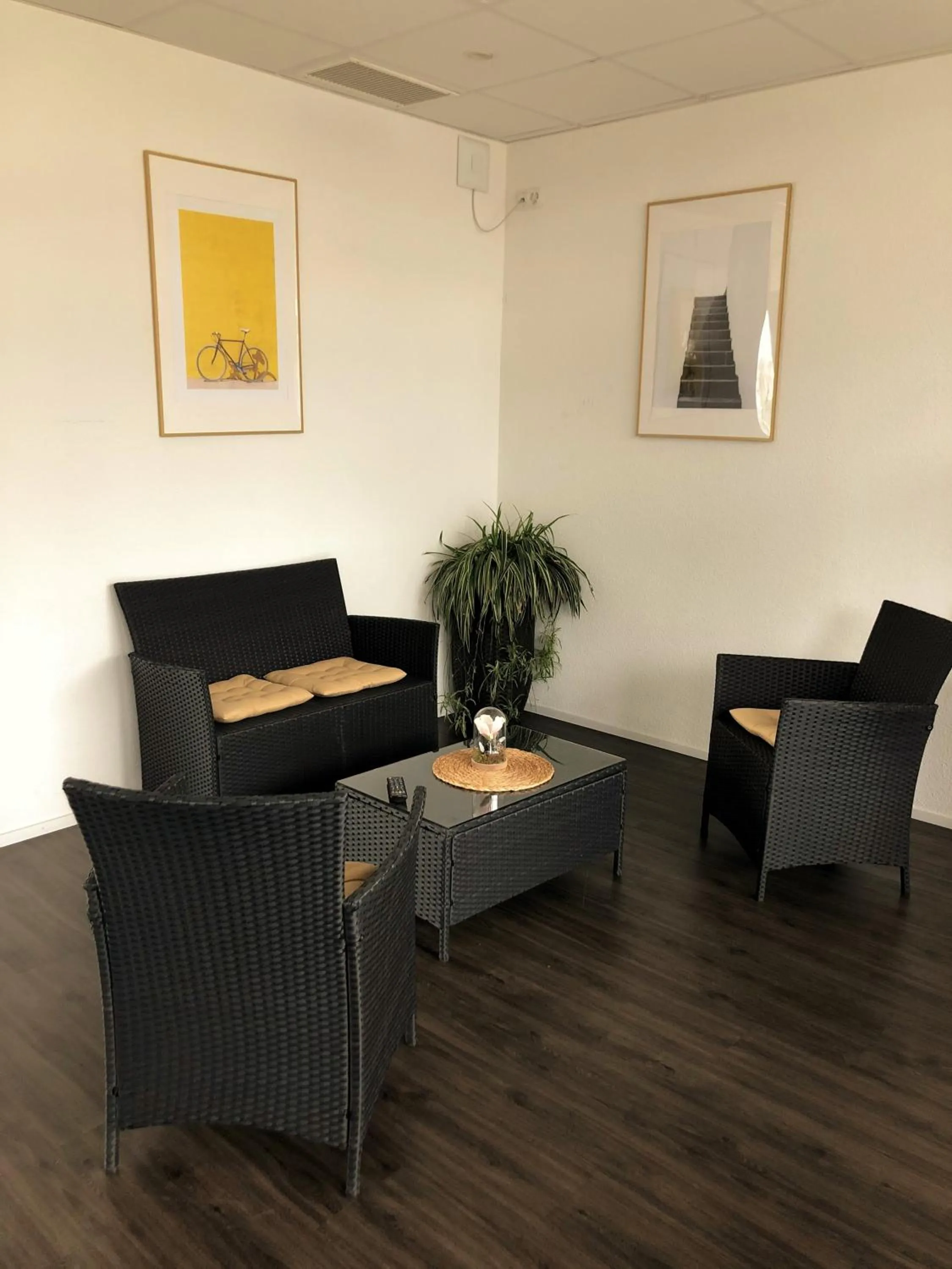 Lounge or bar, Seating Area in Hotel Hine Adon Bern Airport