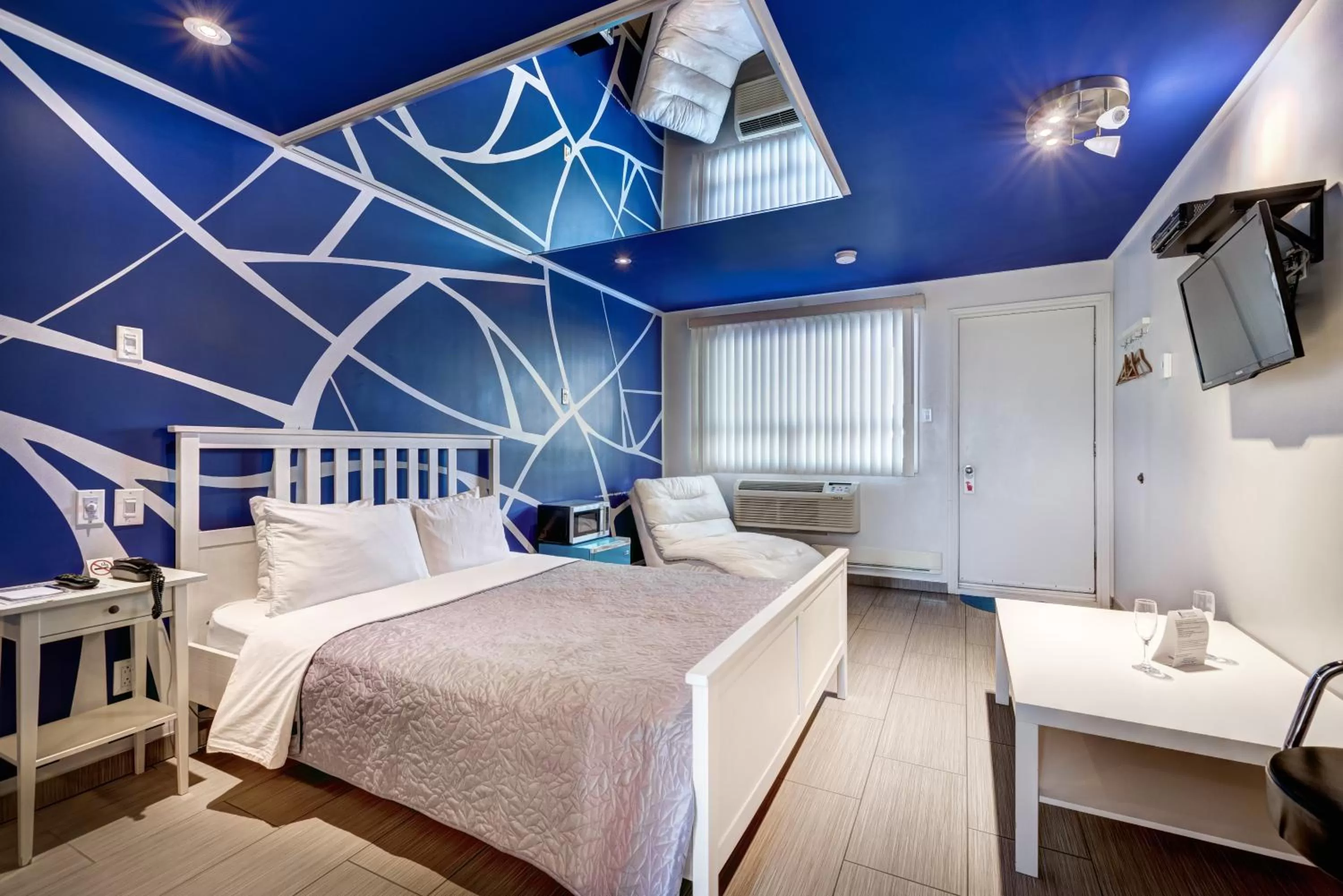 Photo of the whole room, Bed in Auberge St. Jacques