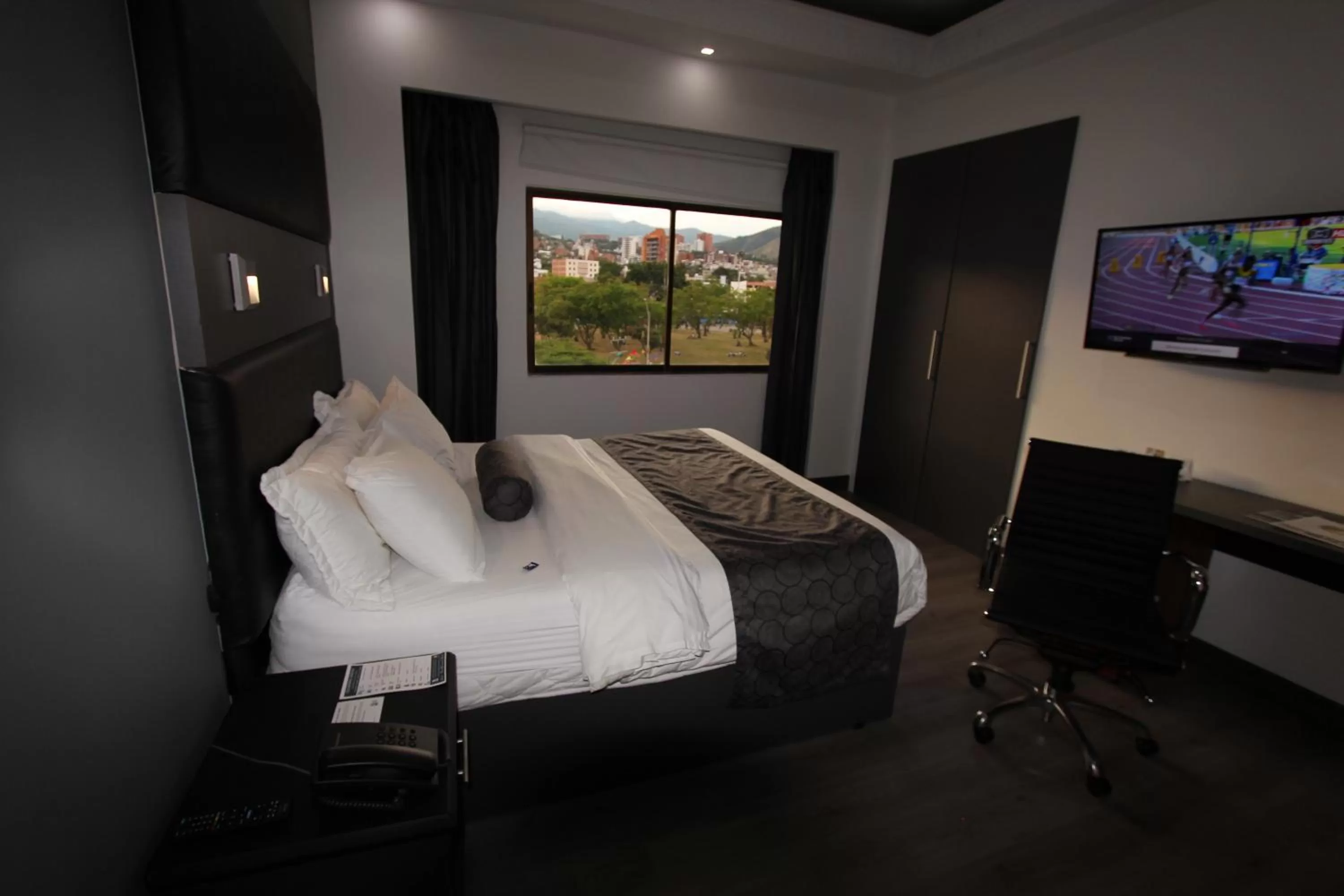 Photo of the whole room, Bed in Hotel San Fernando Real