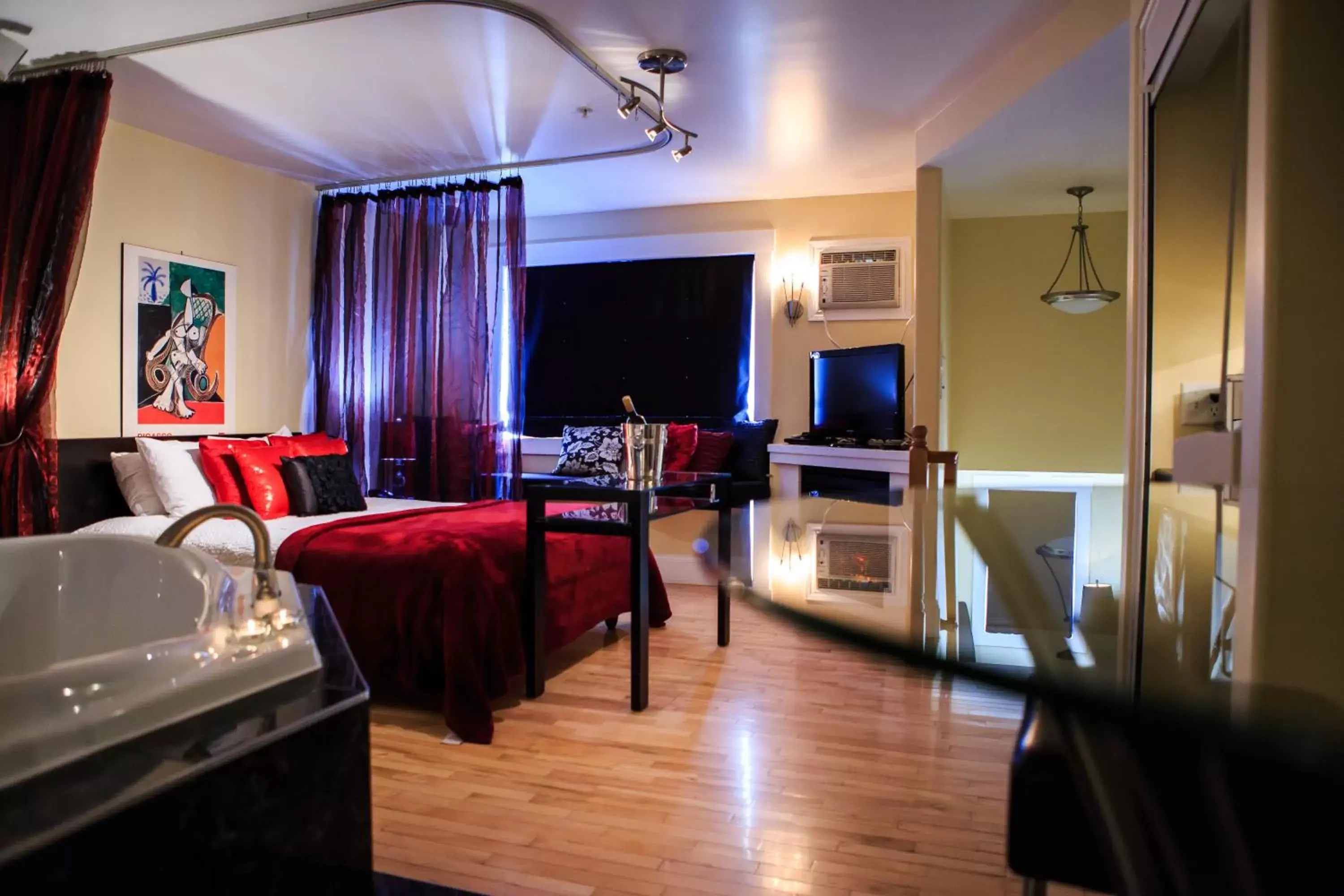 Superior Queen Room in Leaside Manor Superior Queen Room in Leaside Manor