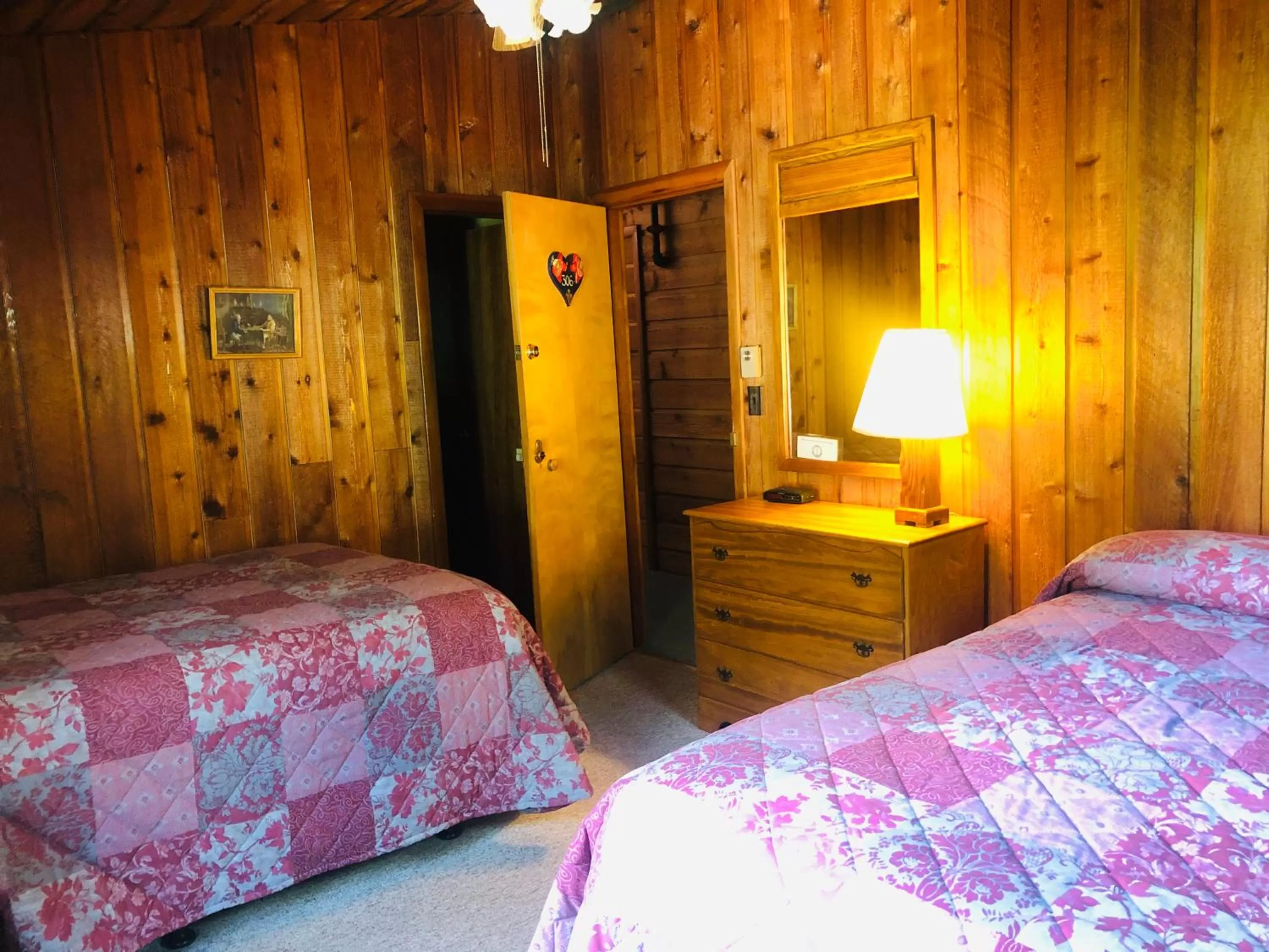 Photo of the whole room, Bed in Gray Ghost Inn