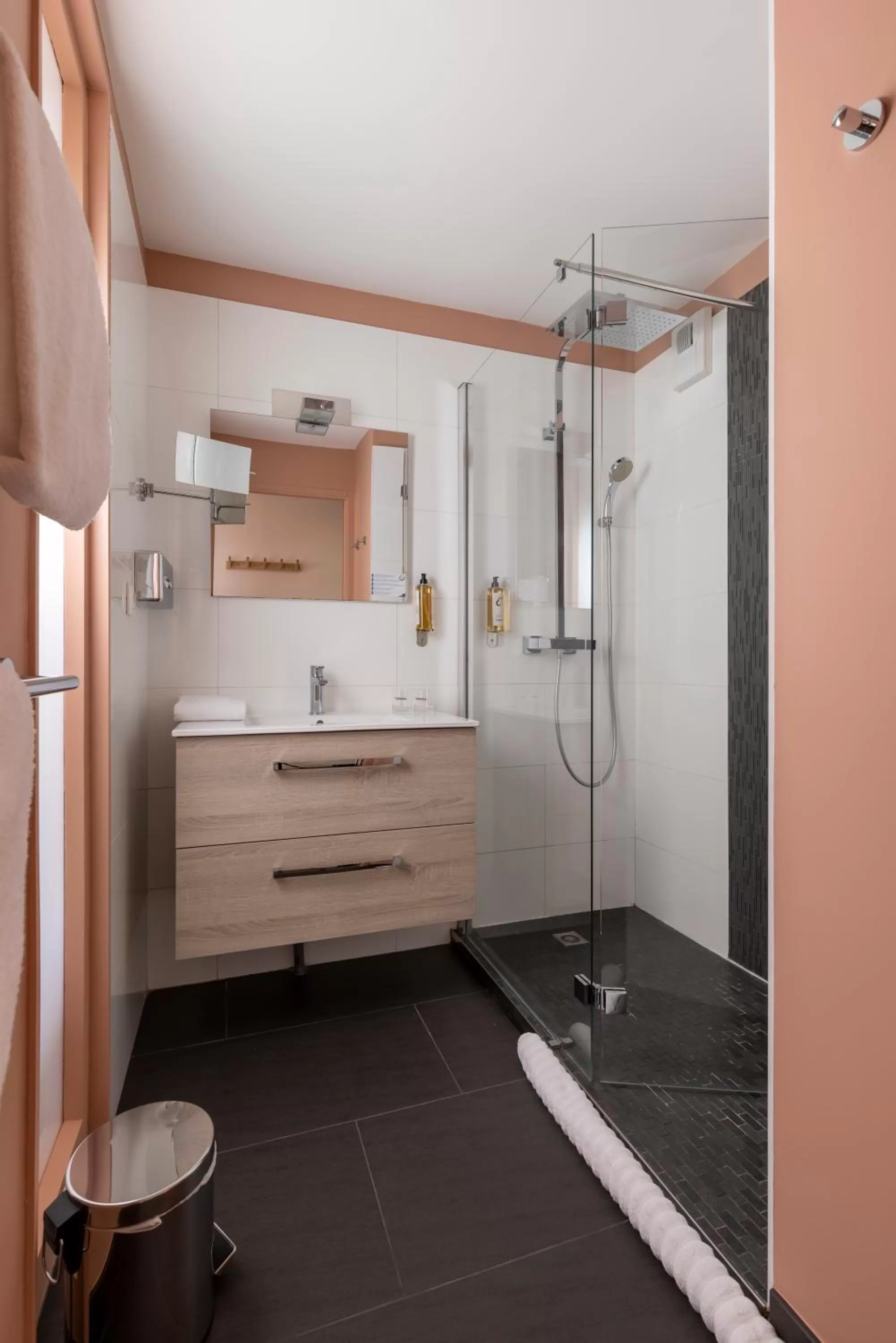 Shower in PADJA Hôtel & Spa Vannes