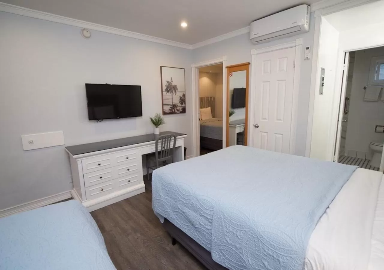 Bed in Ocean Lodge Santa Monica Beach Hotel