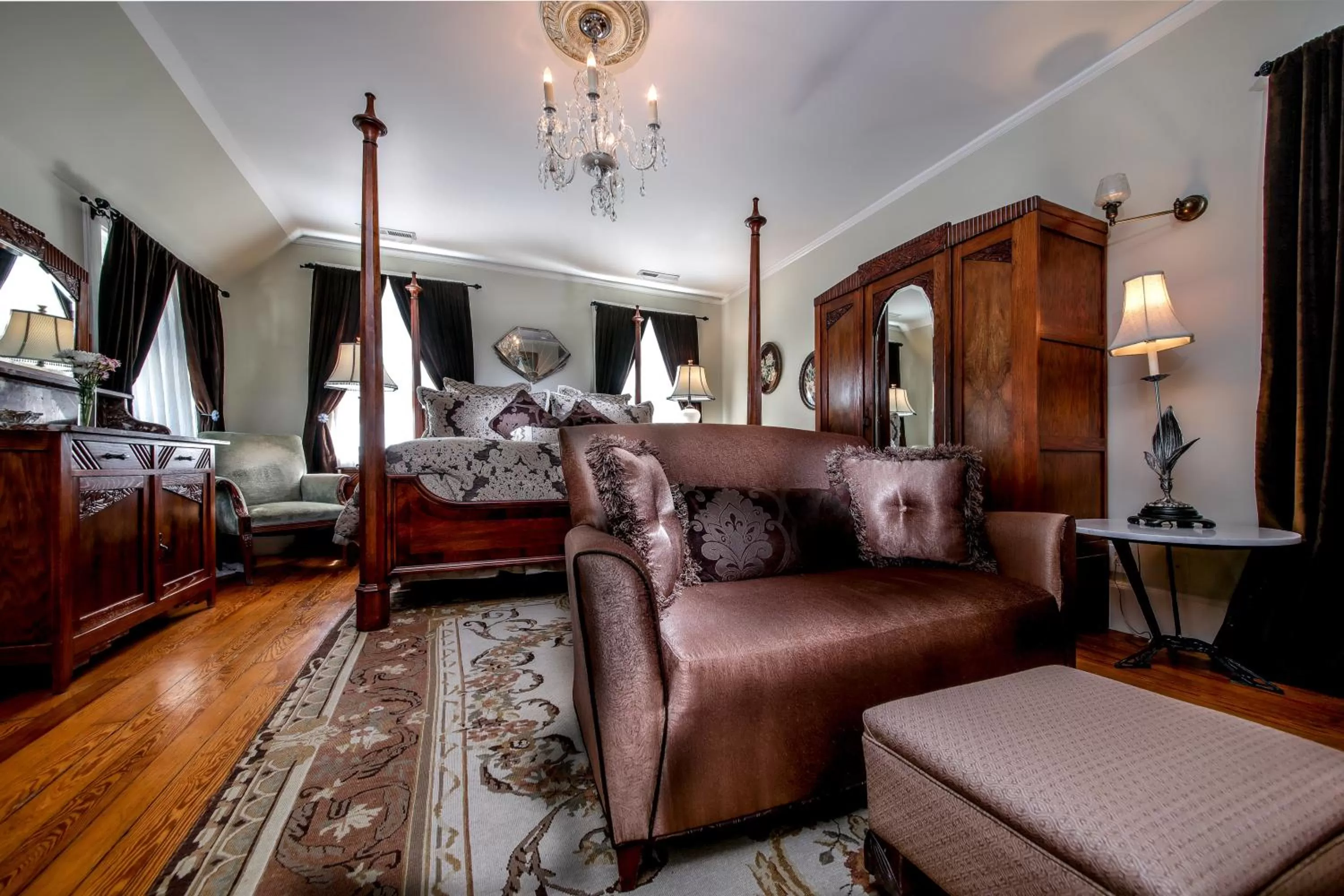 Bed, Seating Area in Black Walnut B&B Inn