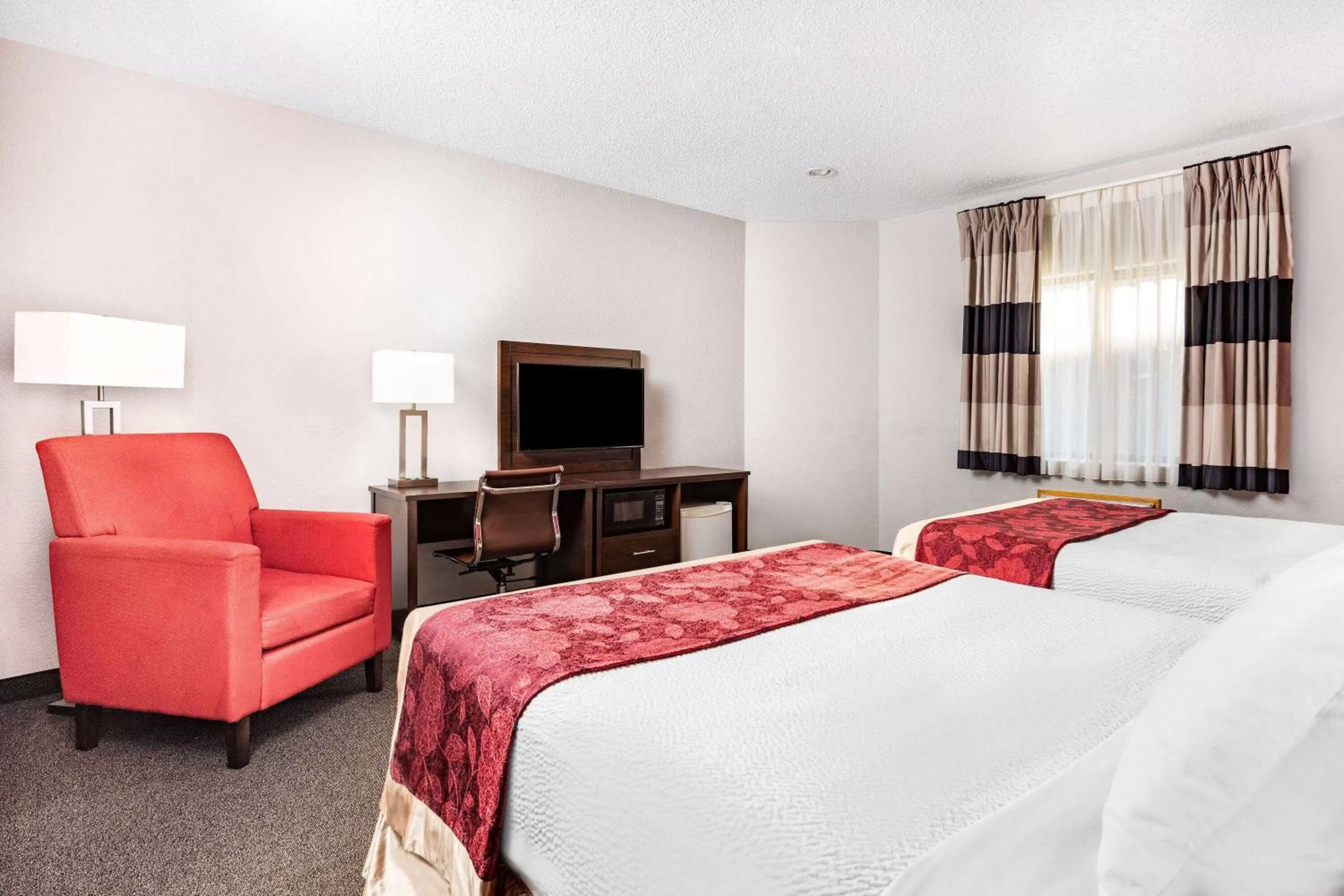 Photo of the whole room, Bed in Ramada by Wyndham Keystone Near Mt Rushmore