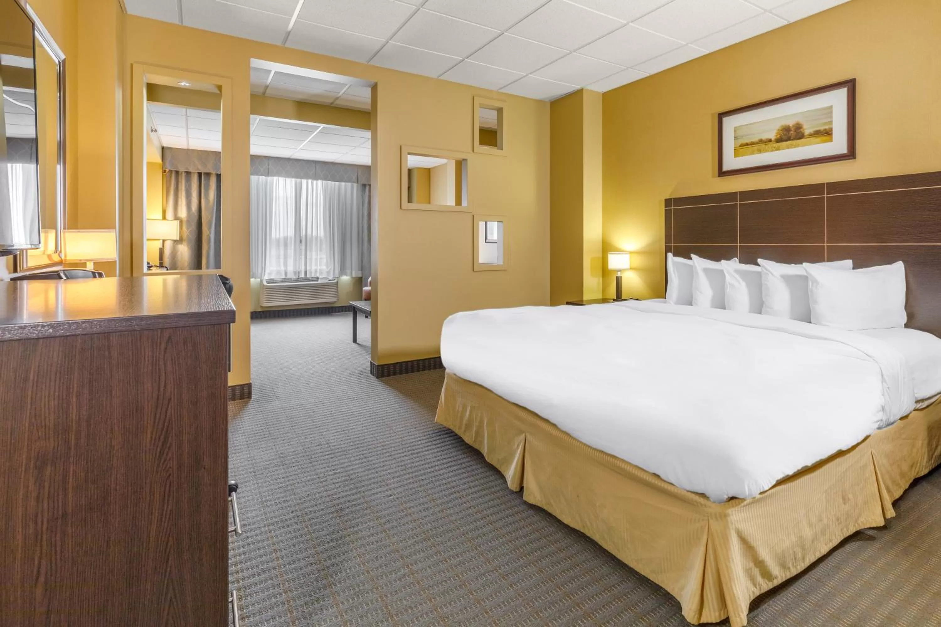 Bedroom, Bed in Quality Inn & Suites Victoriaville