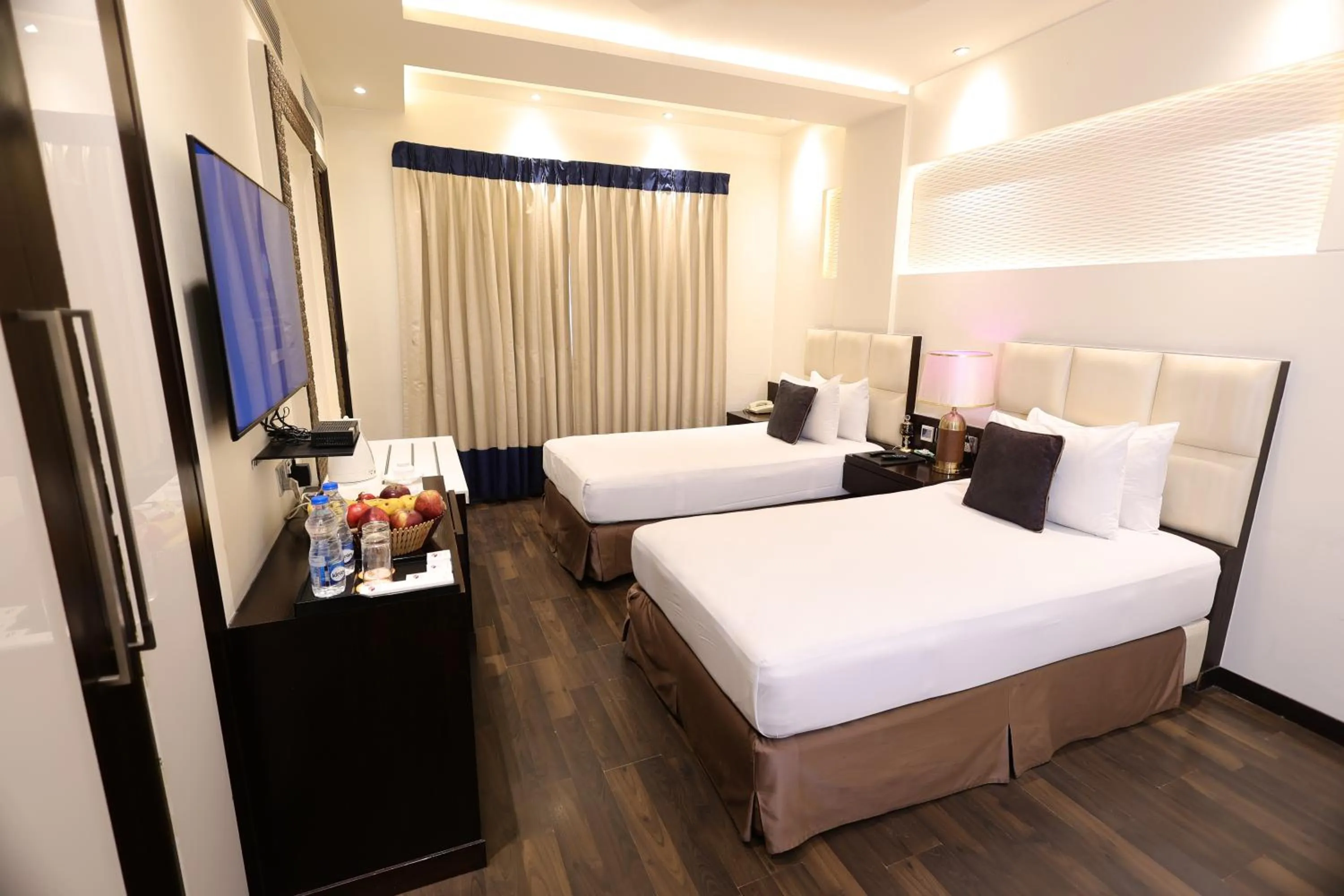 Living room, Bed in Hotel Grand Godwin - Near New Delhi Railway Station - Paharganj