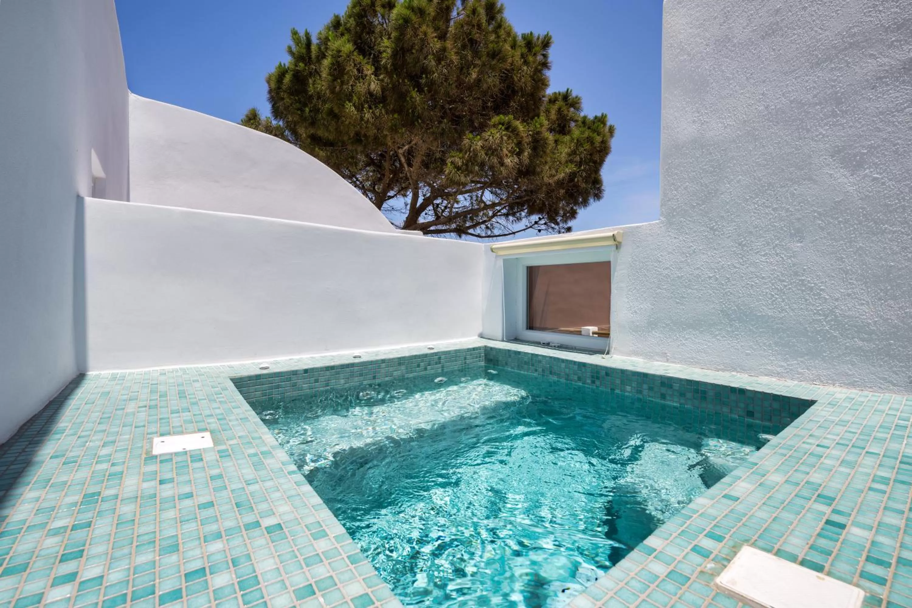 Hot Tub in Hill Suites