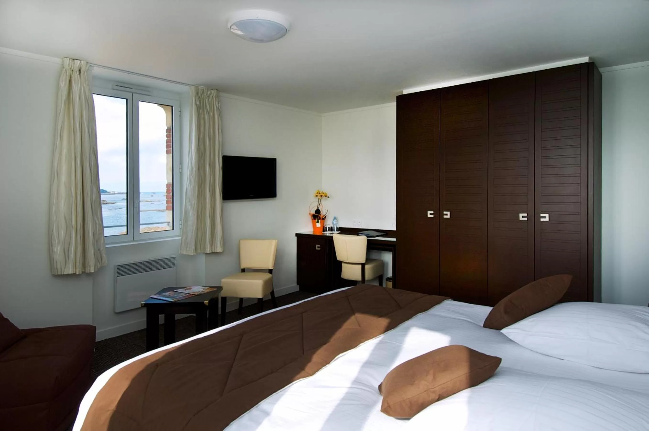 Photo of the whole room, Bed in Best Western Plus Les Terrasses de Bréhat