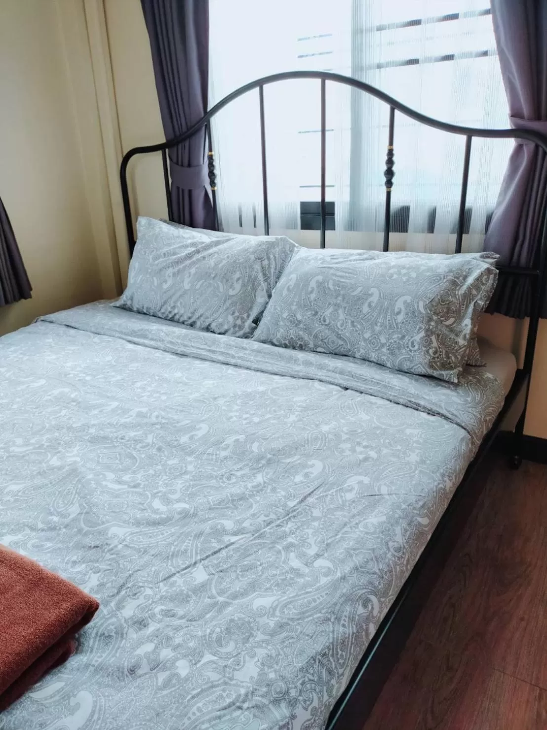 Photo of the whole room, Bed in The Cube Sathorn Boutique Hotel เดอะ คิวบ์ สาทร บูติค โฮเทล Near BTS Surasak