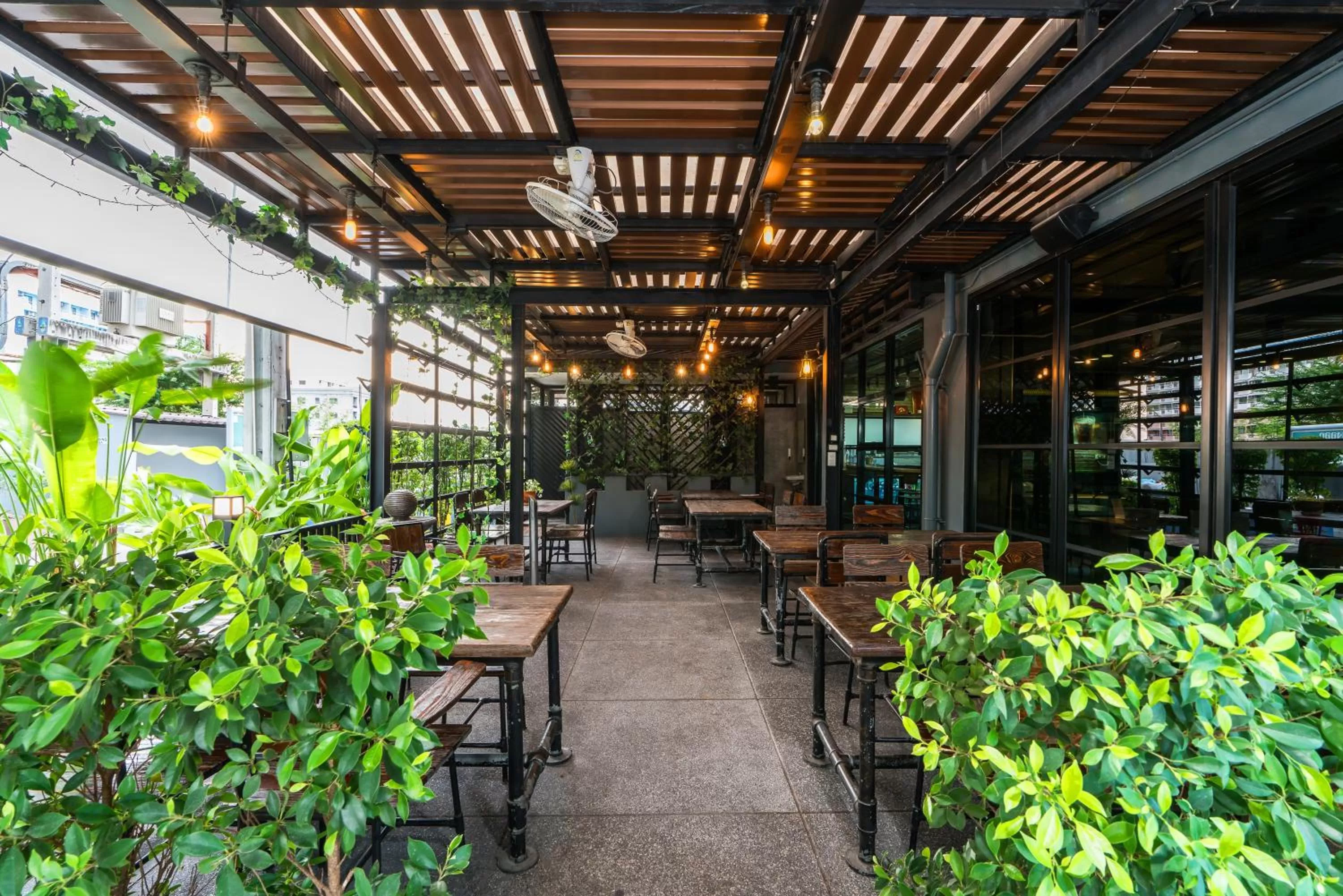 Restaurant/places to eat in De Botan Srinakarin Hotel & Residence