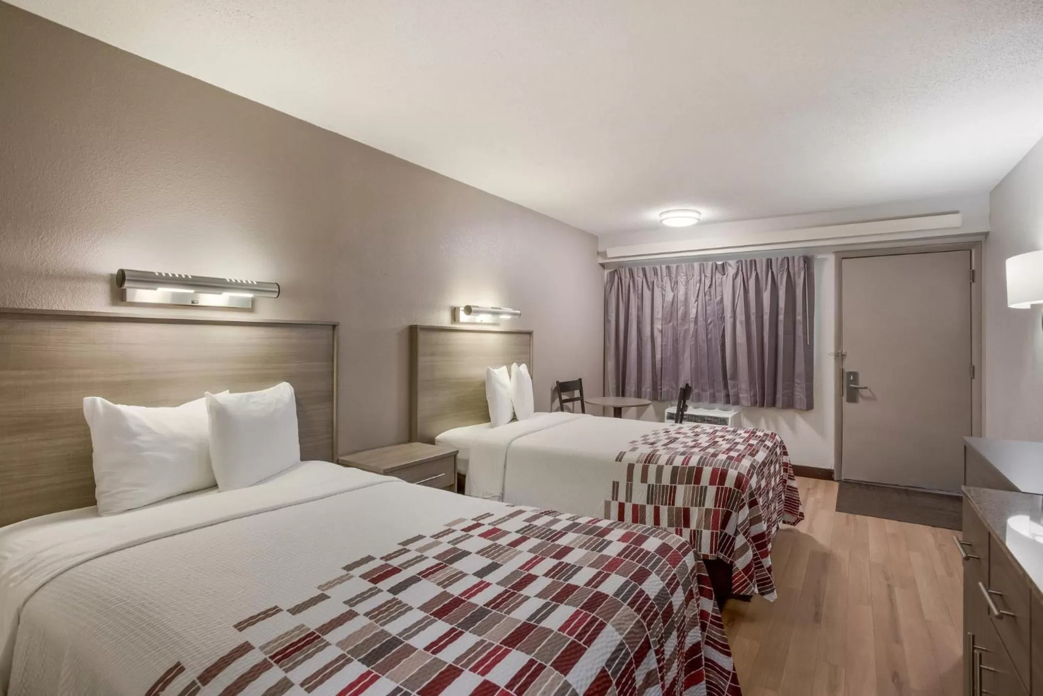 Photo of the whole room, Bed in Red Roof Inn Philadelphia - Trevose