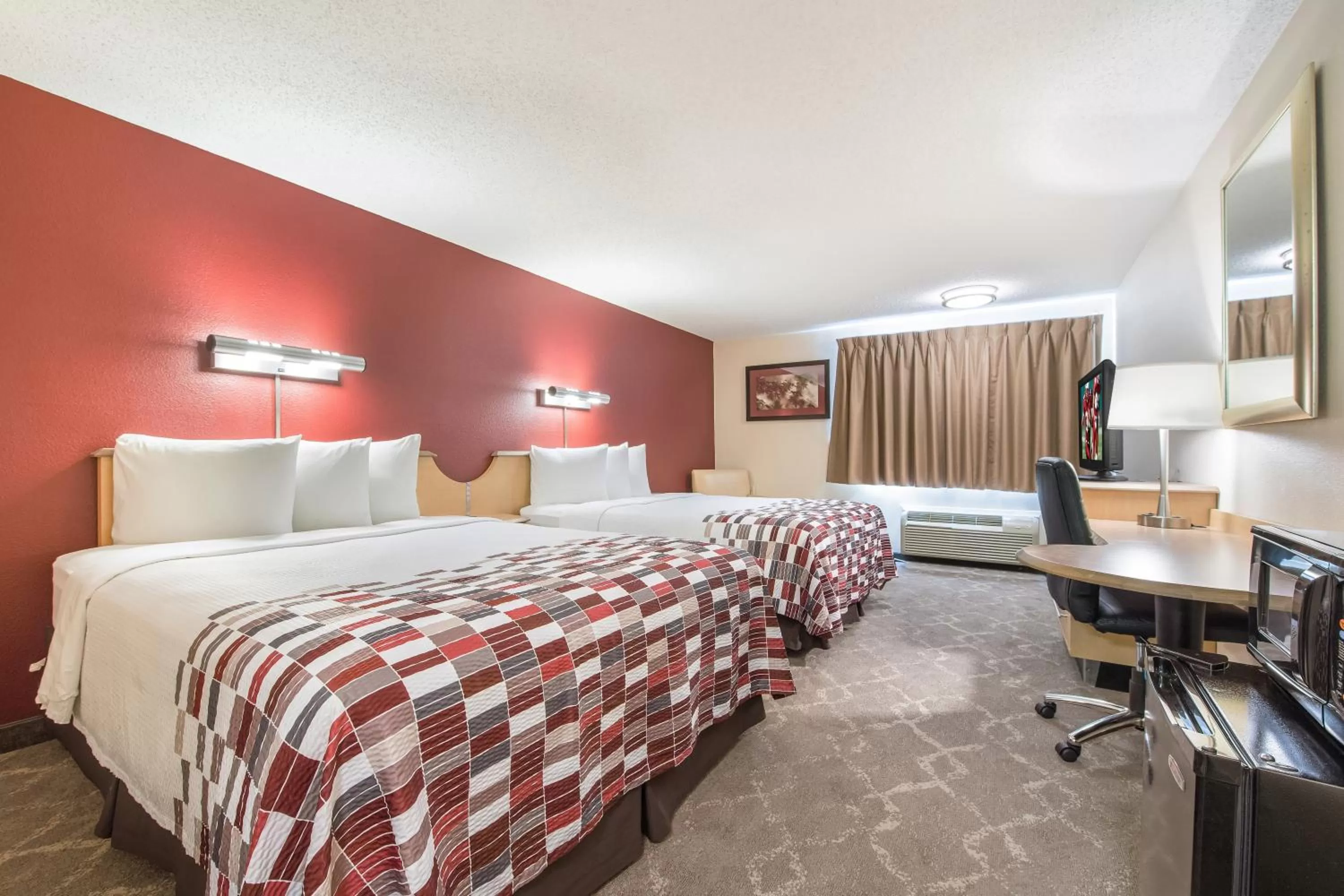 Photo of the whole room, Bed in Red Roof Inn Seattle Airport - SEATAC