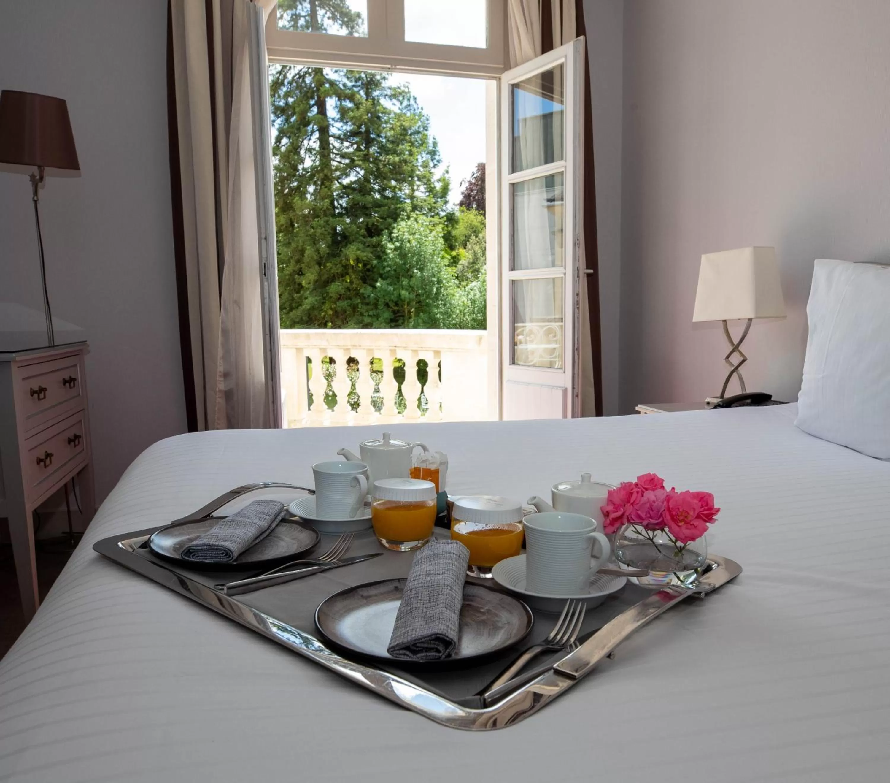 Breakfast, Bed in Château Belmont Tours by The Crest Collection
