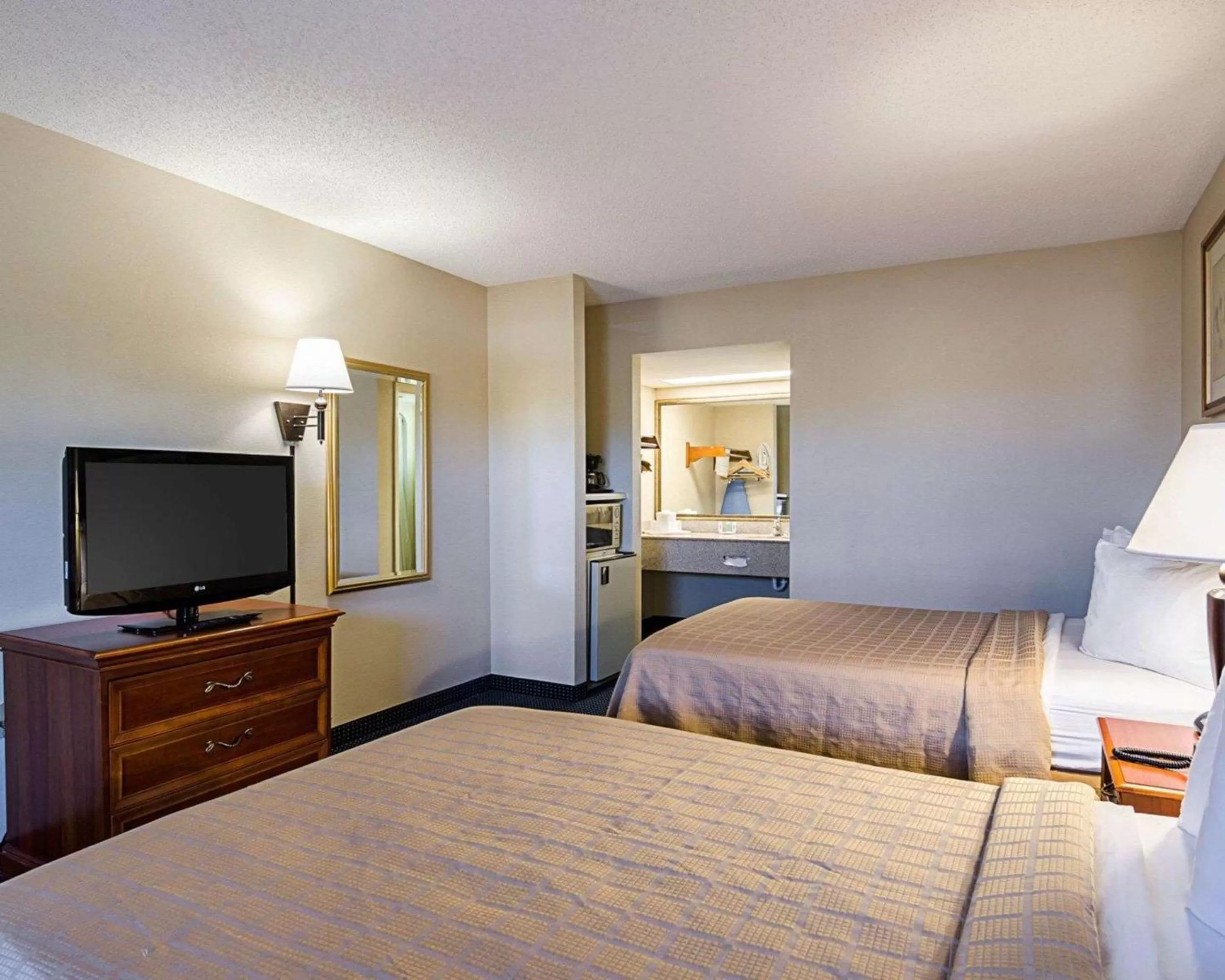 Photo of the whole room, Bed in Quality Inn Troutville - Roanoke North