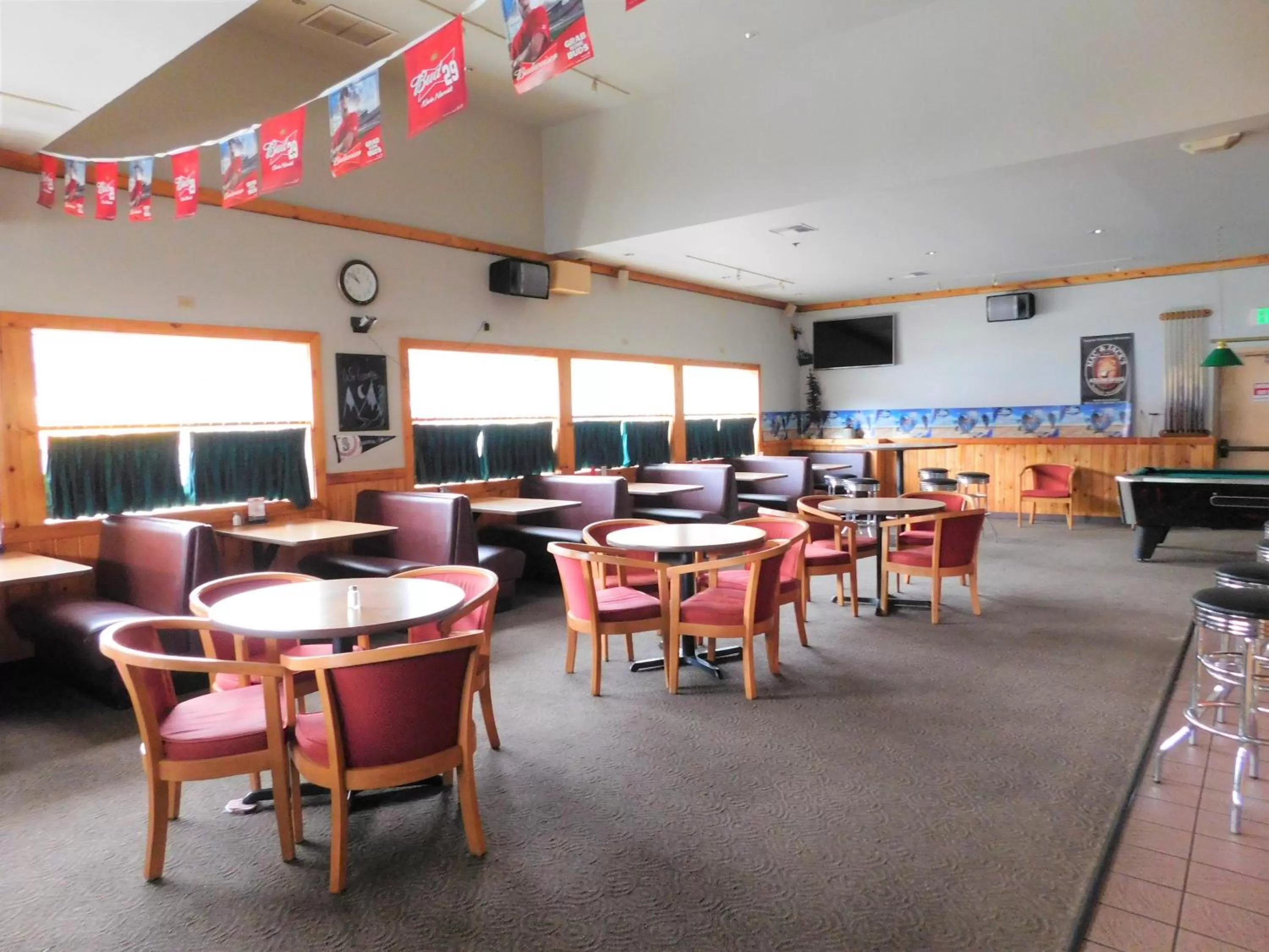 Lounge or bar in The Summit Inn