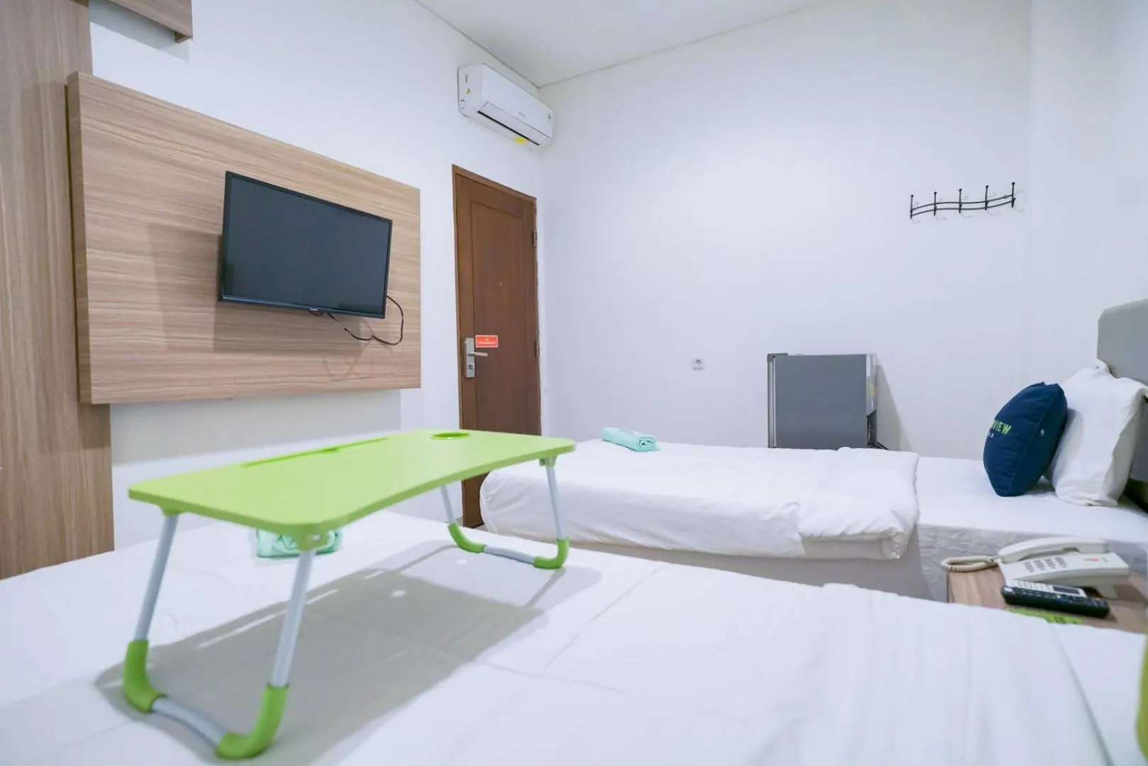 Bedroom, TV/Entertainment Center in Urbanview Hotel Bes Mangga Besar by RedDoorz