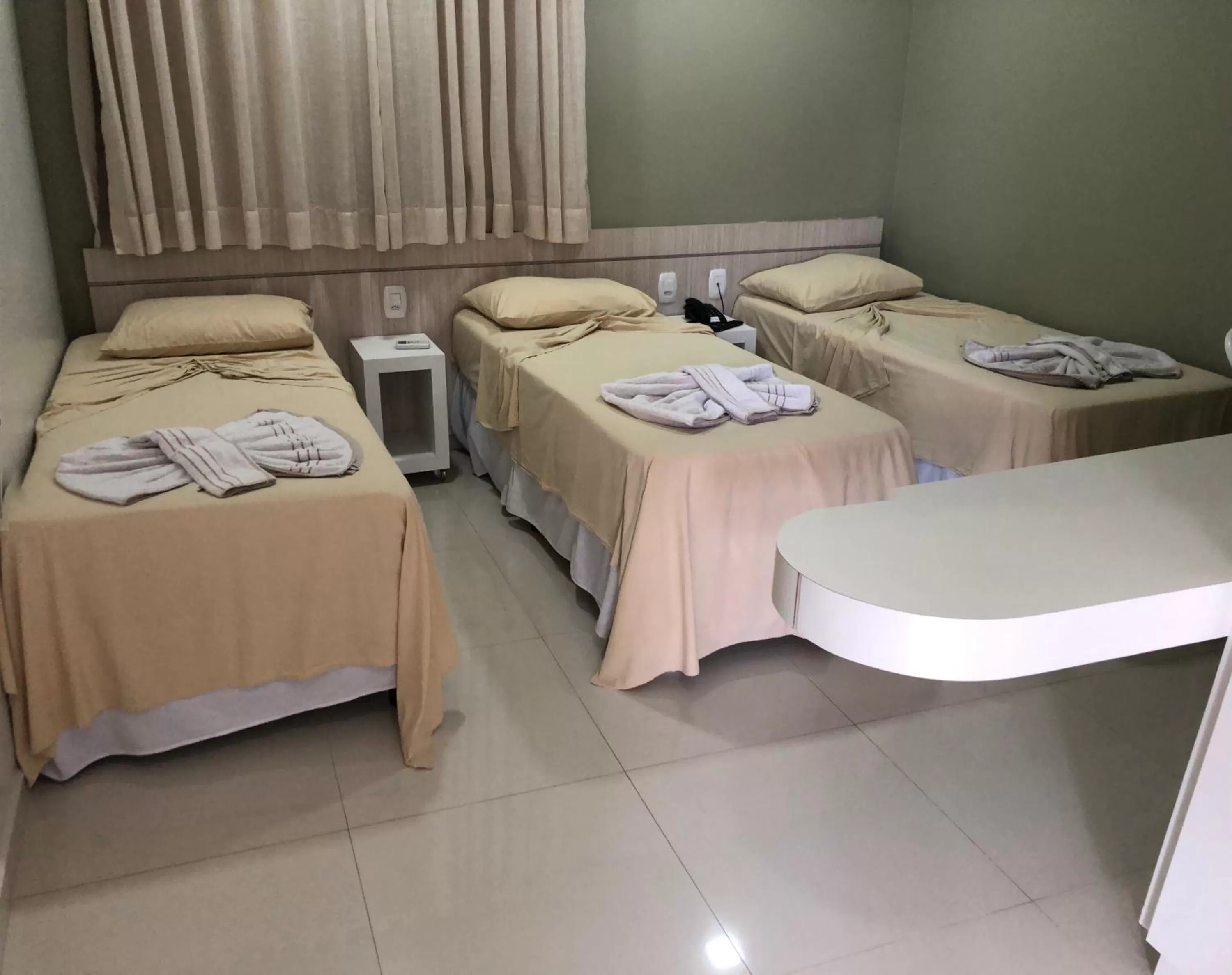 Luxury Triple Room in Hotel Roni