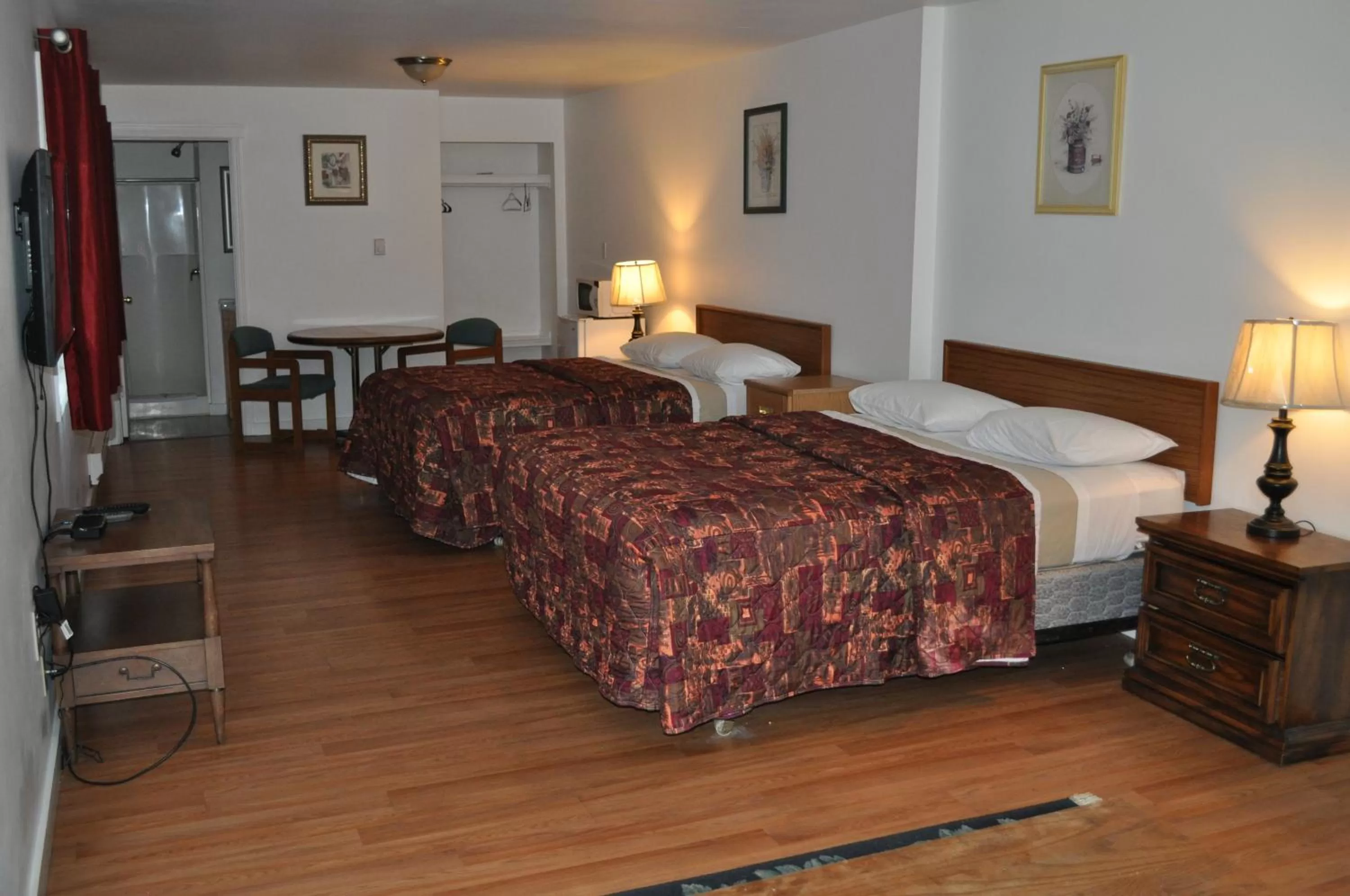 Bed in Golden Lion Motel