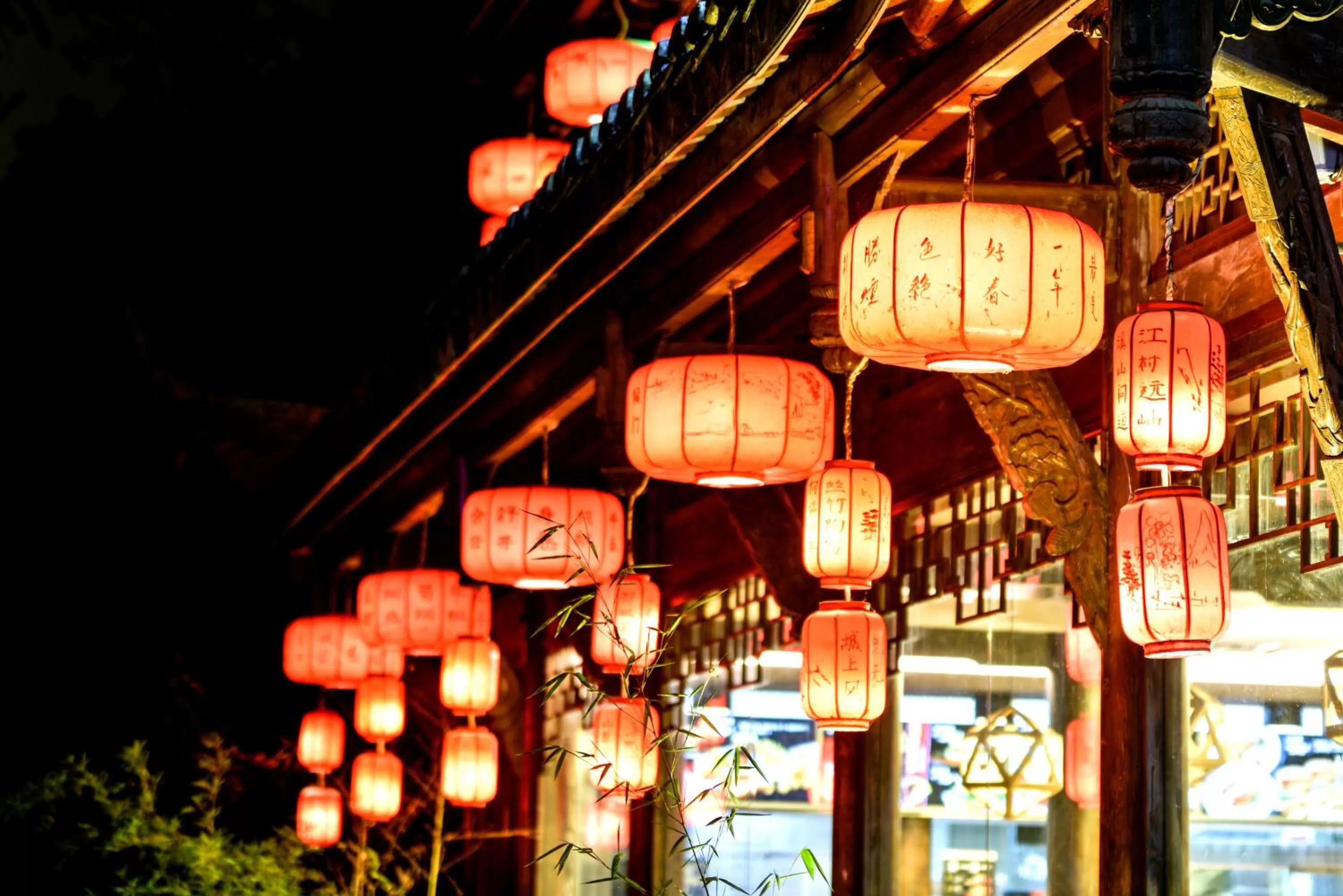 Property building in Wenjun Courtyard Hotel---3mins walk from Tonghuimen metro station ,next to People`s Park, fluent English service ,travel agency