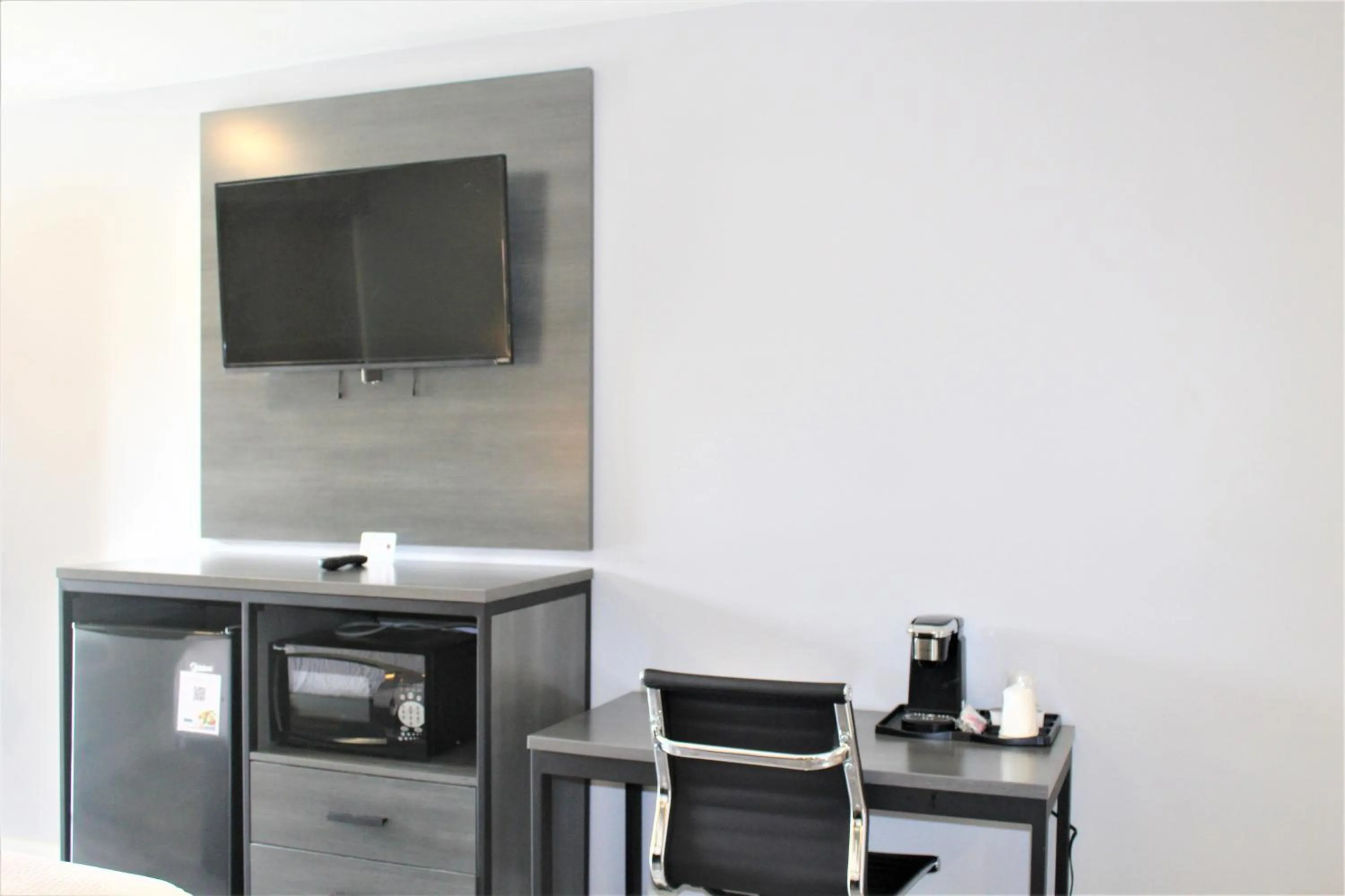 TV/Entertainment Center in Travelodge by Wyndham Fresno Convention Center Area