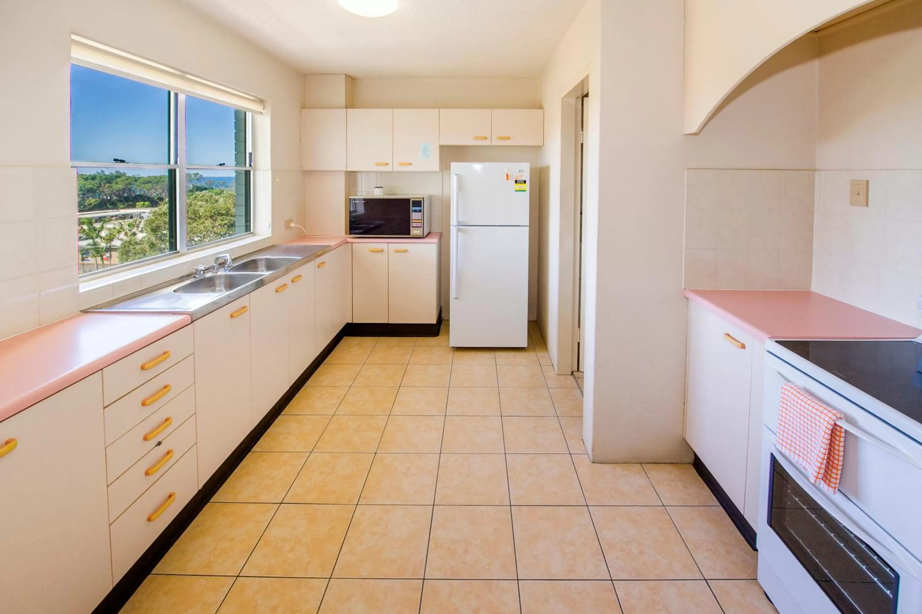 Kitchen or kitchenette in Tradewinds Apartments