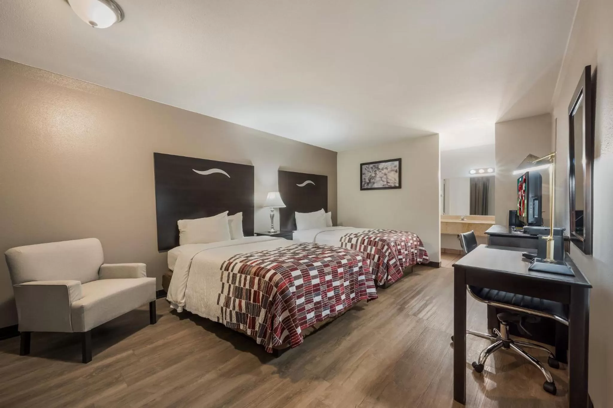 Photo of the whole room, Bed in Red Roof Inn College Station