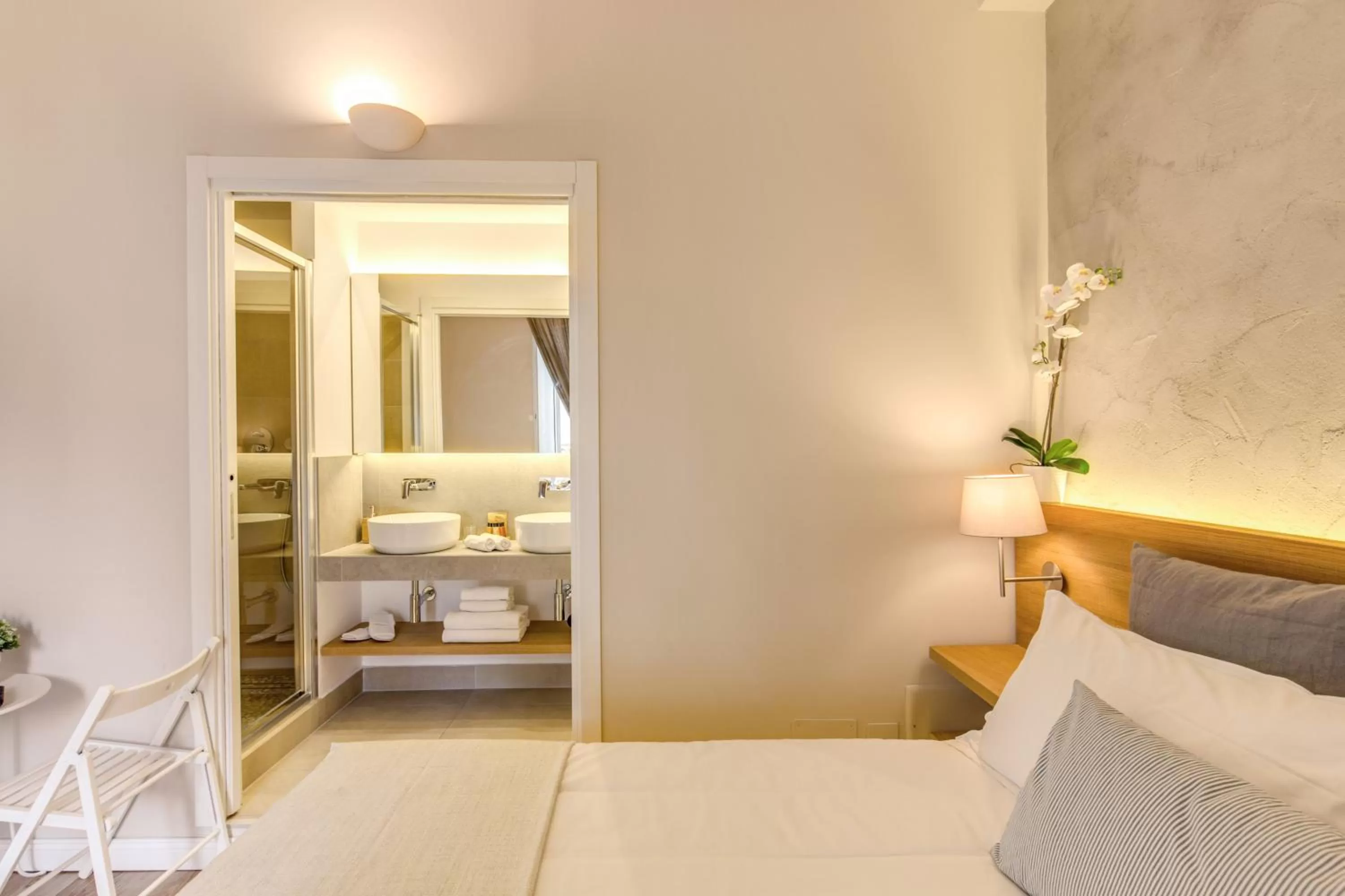 Bathroom, Bed in The Spanish Suite Campo de' Fiori